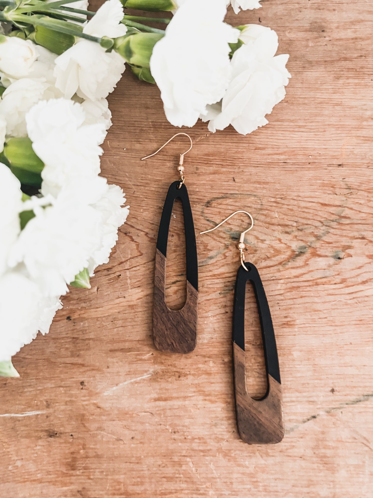 Belles boucles d'oreilles en bois noir et résine