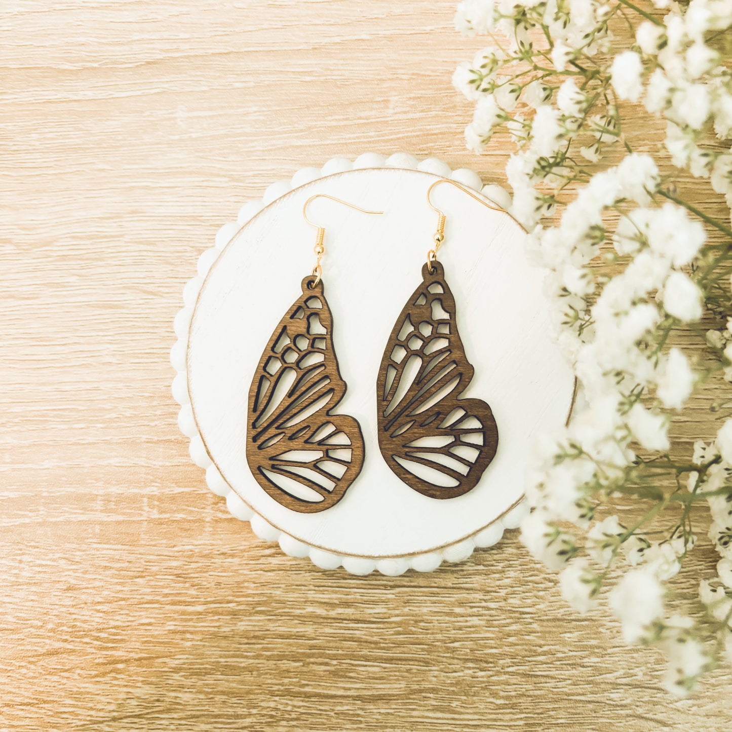 Hermosos aretes de madera con forma de mariposa