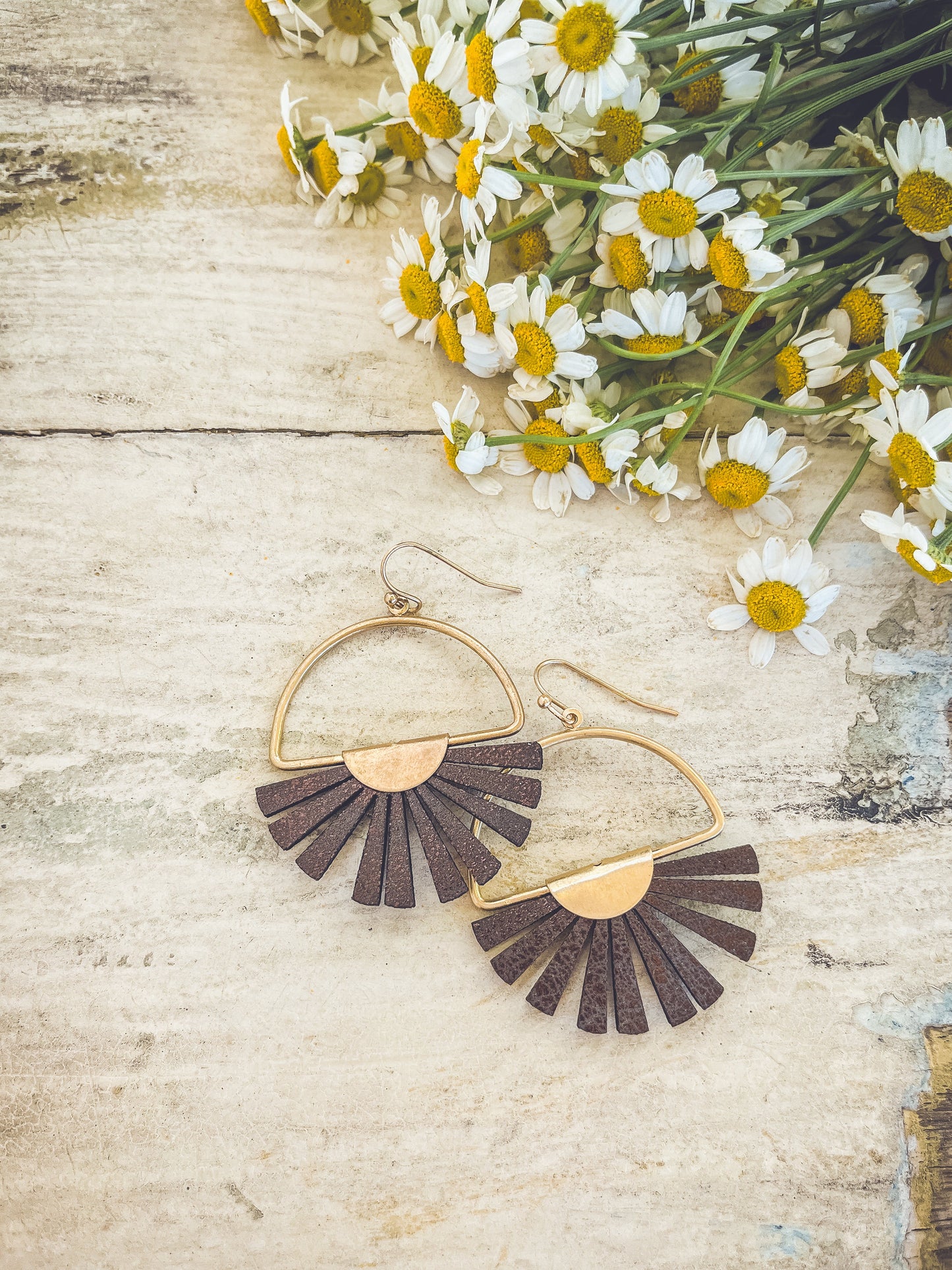 Belles boucles d'oreilles en cuir à motif soleil éclatant