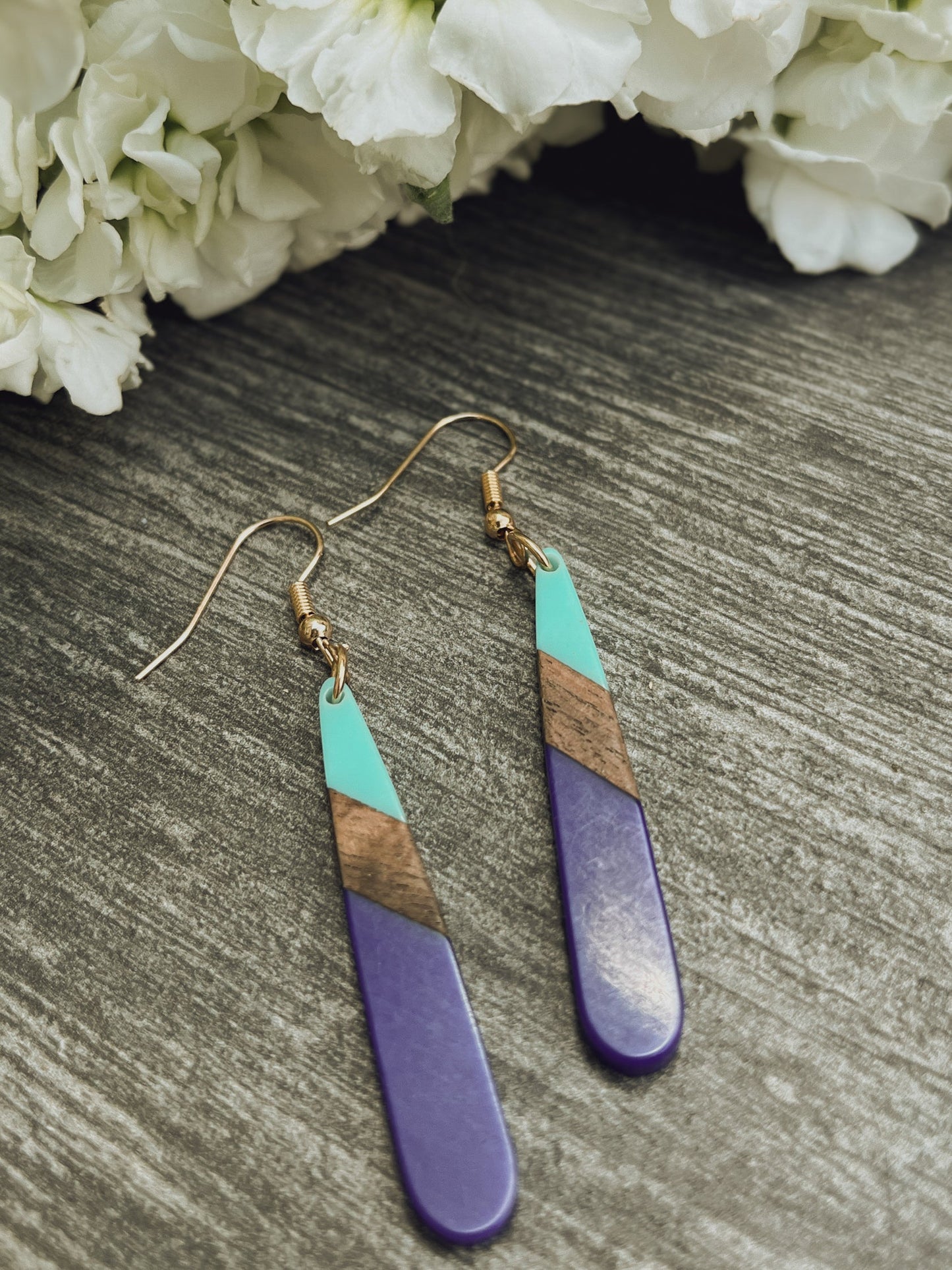 Belles boucles d'oreilles en résine bleue et bois