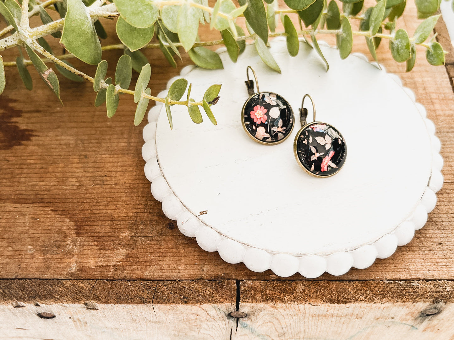 Belles boucles d'oreilles florales vintage