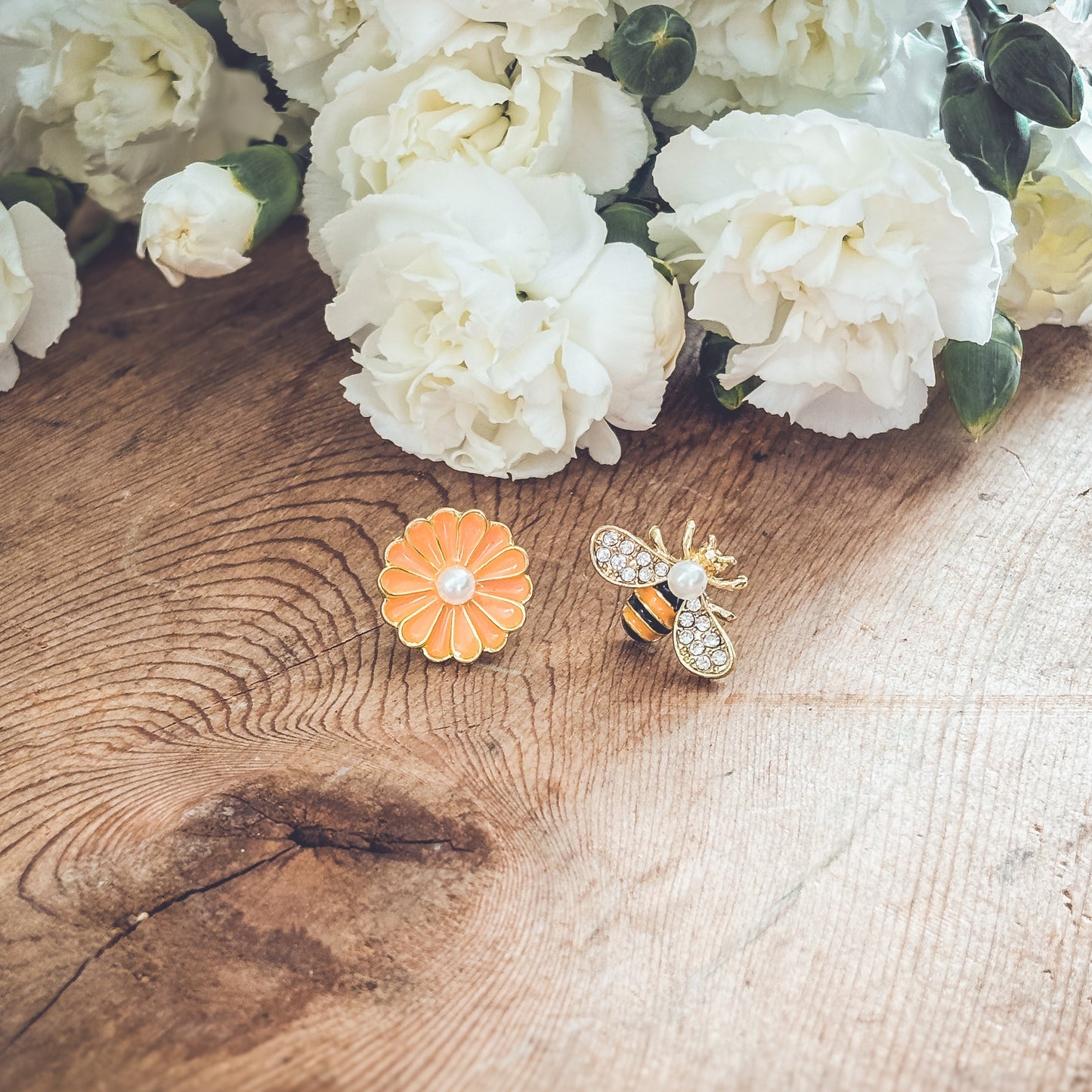 Boucles d'oreilles adorables en forme d'abeille et de fleur