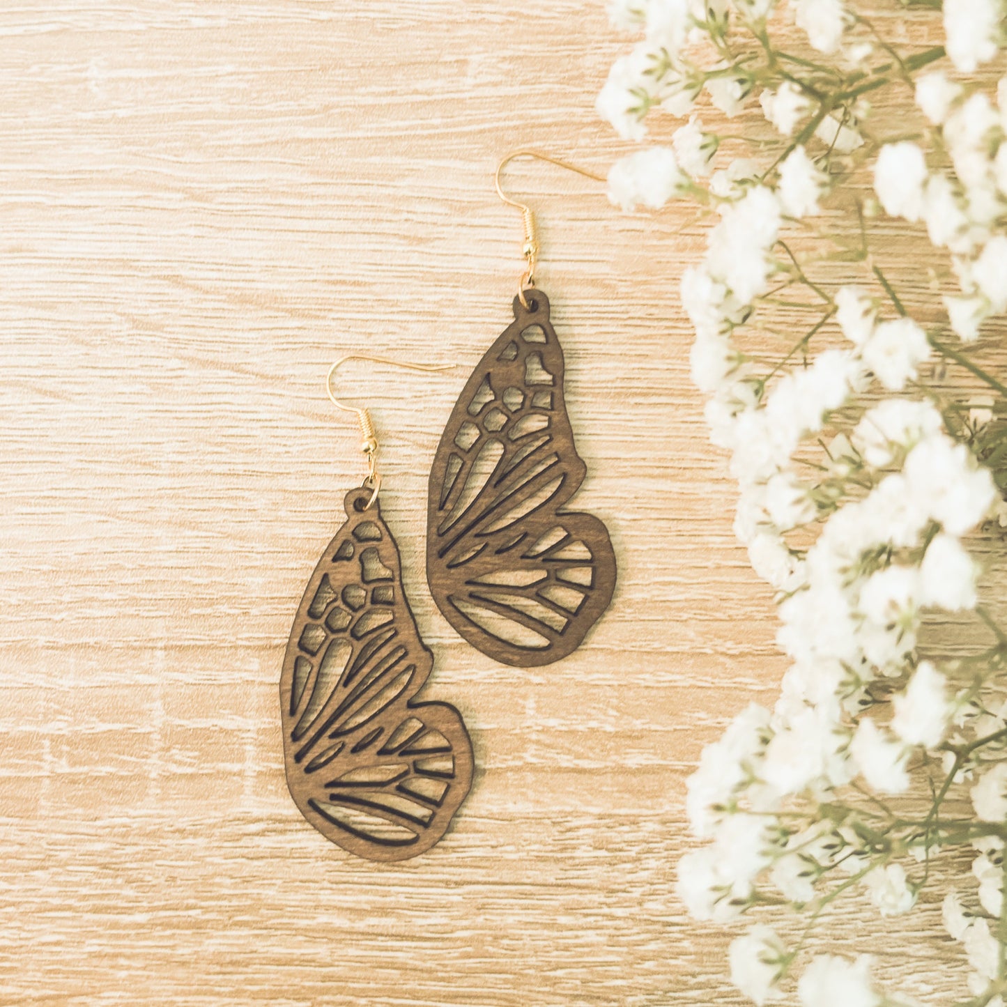 Hermosos aretes de madera con forma de mariposa