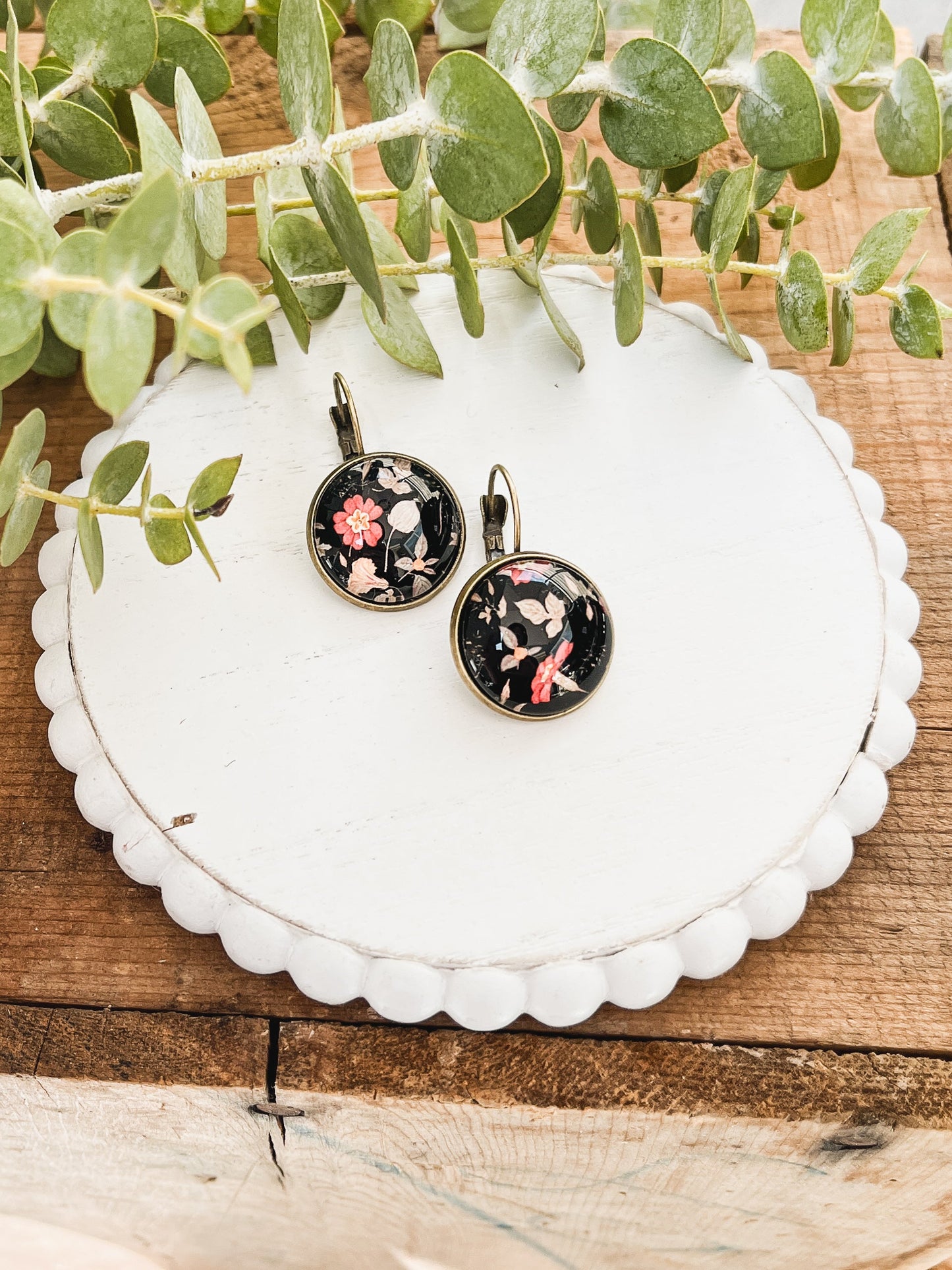 Belles boucles d'oreilles florales vintage