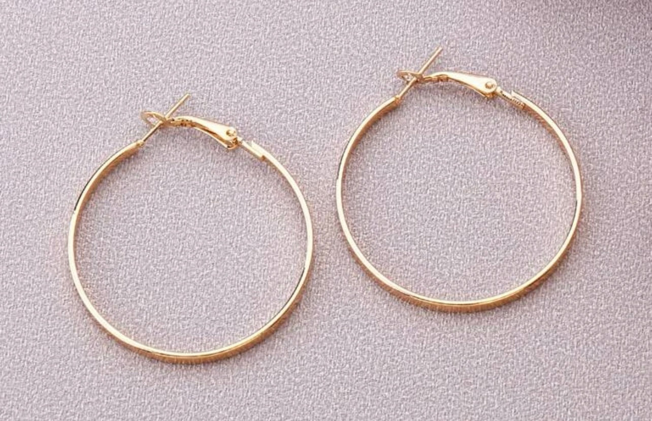 Belles boucles d'oreilles créoles plates en or