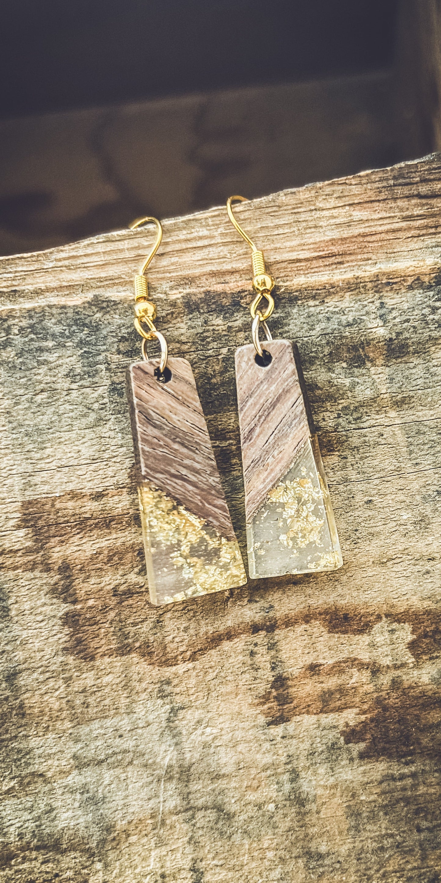 Hermosos aretes de resina con motas doradas y madera