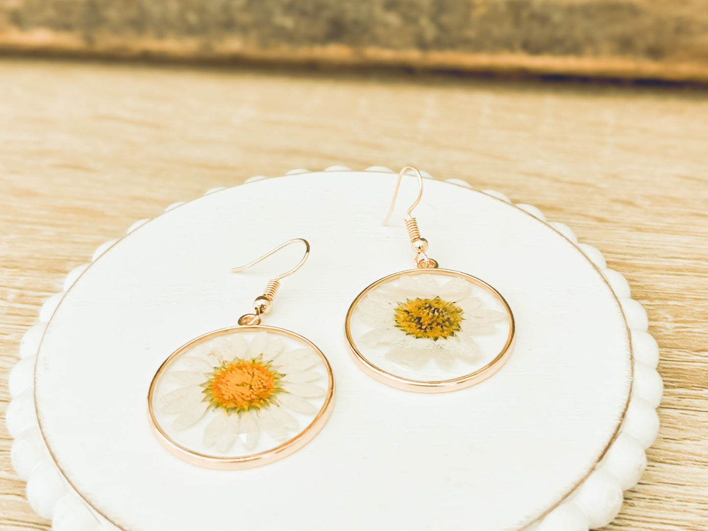 Hermosos aretes de margaritas doradas