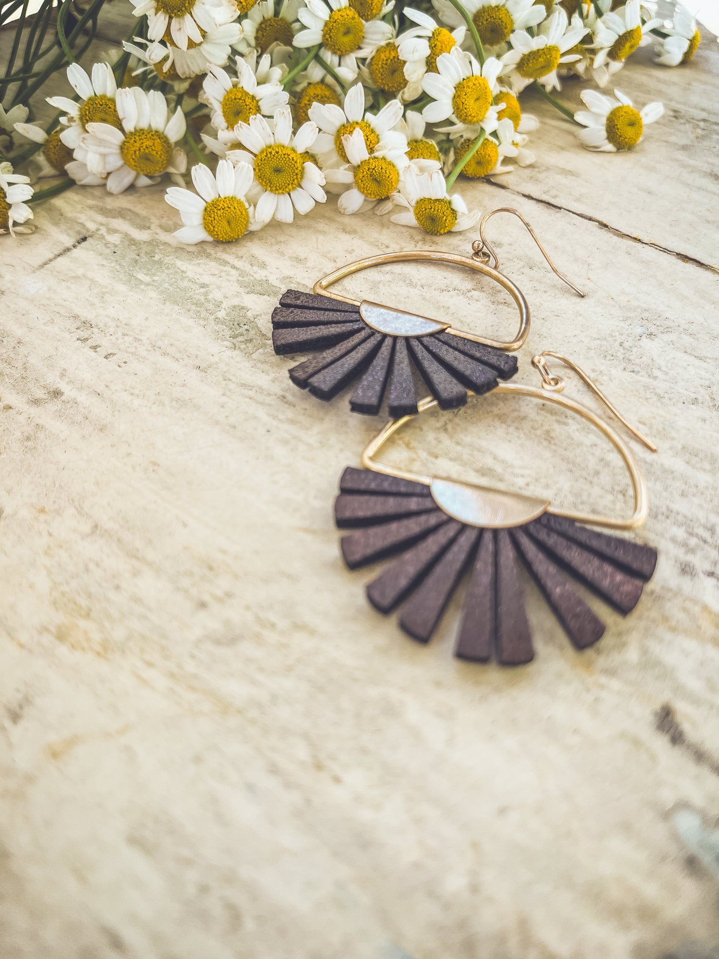 Belles boucles d'oreilles en cuir à motif soleil éclatant