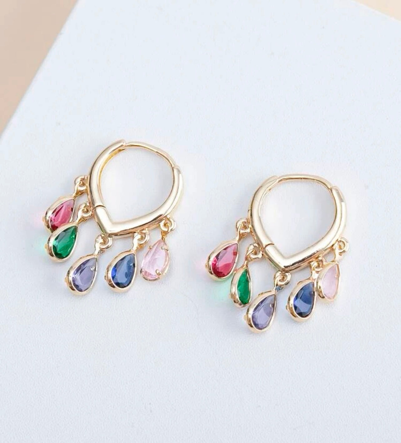 Belles boucles d'oreilles pendantes en or colorées