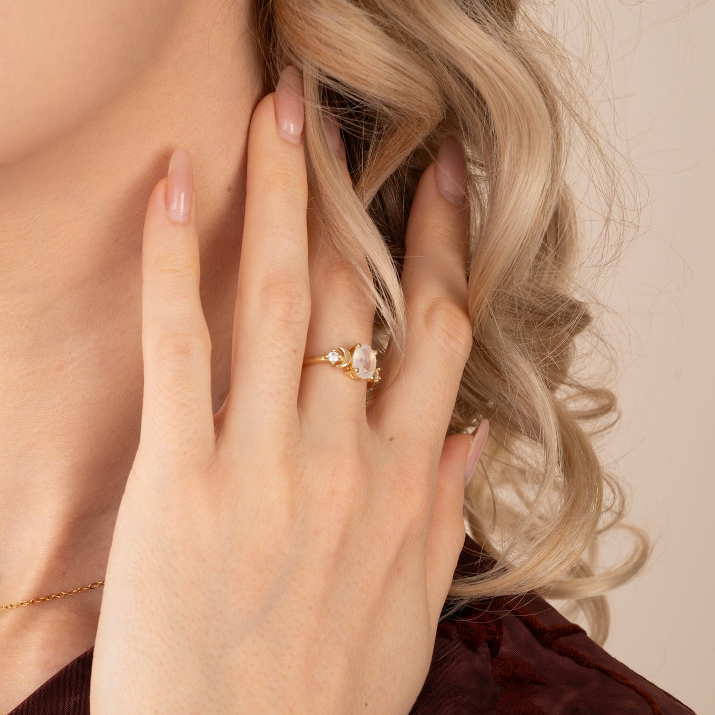 Anillo de piedra lunar con luz de estrellas