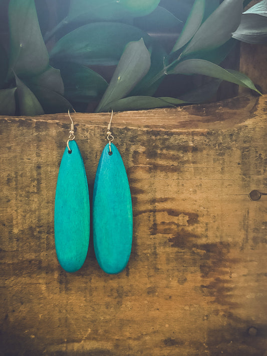 Hermosos aretes colgantes de madera color turquesa