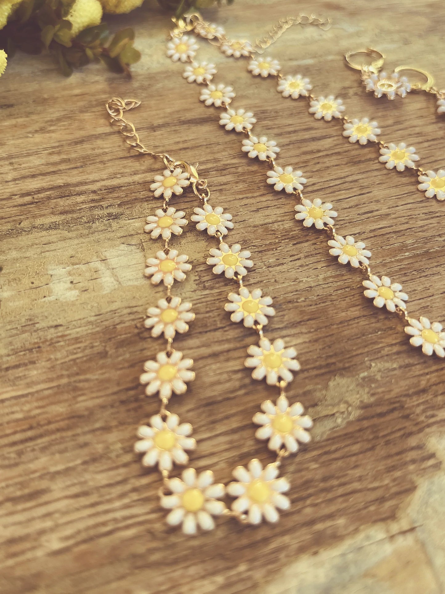 Beautiful Daisy Bracelet, Earrings and Necklace Set