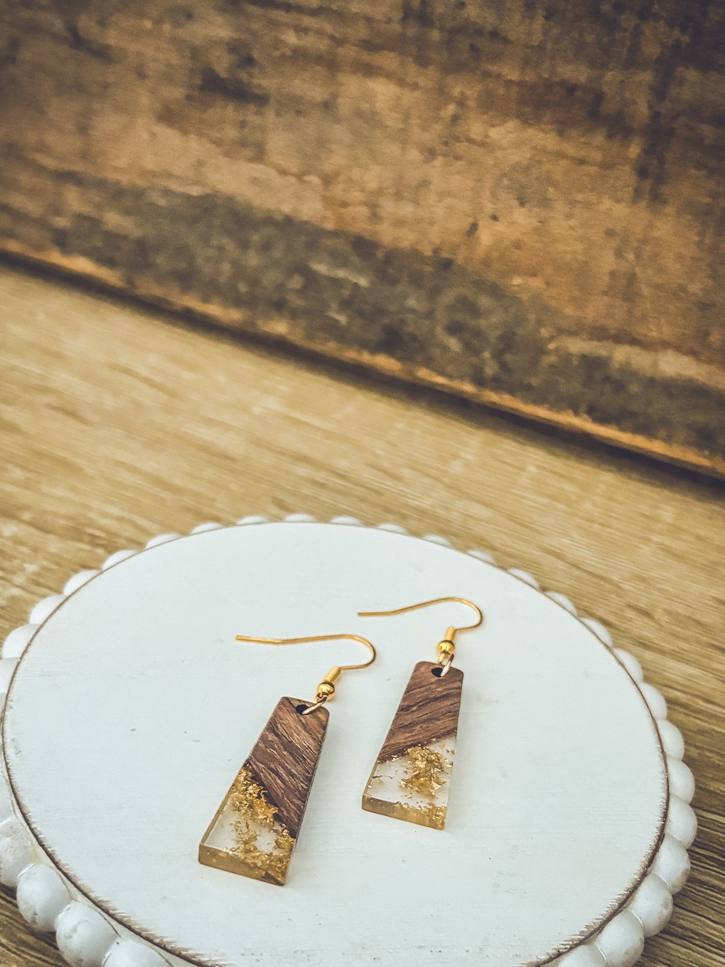 Hermosos aretes de resina con motas doradas y madera