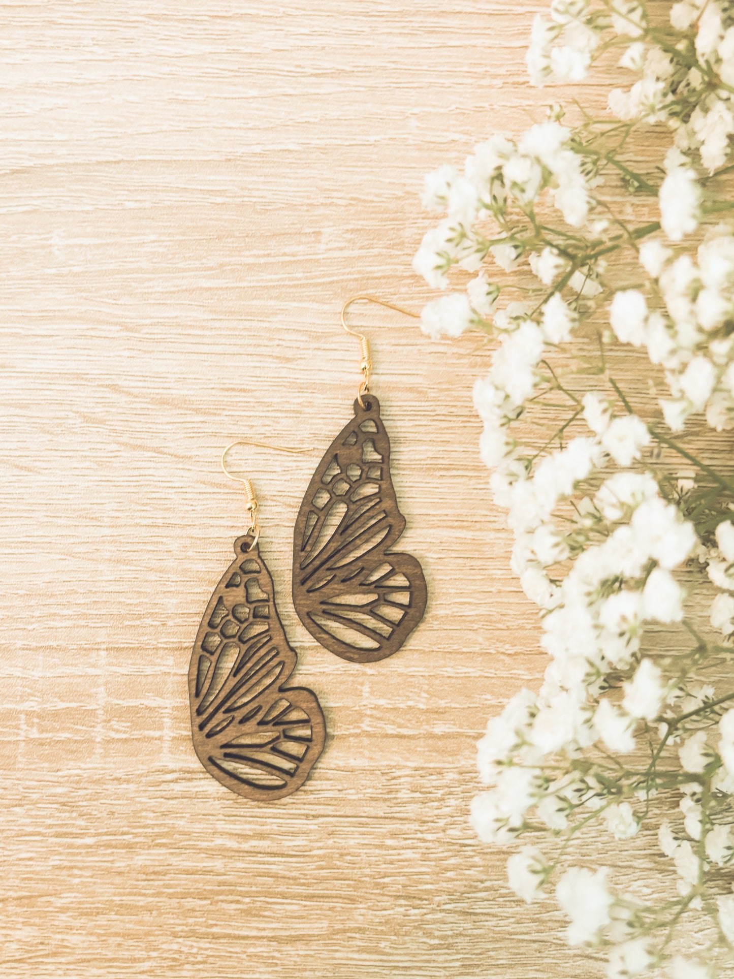 Hermosos aretes de madera con forma de mariposa