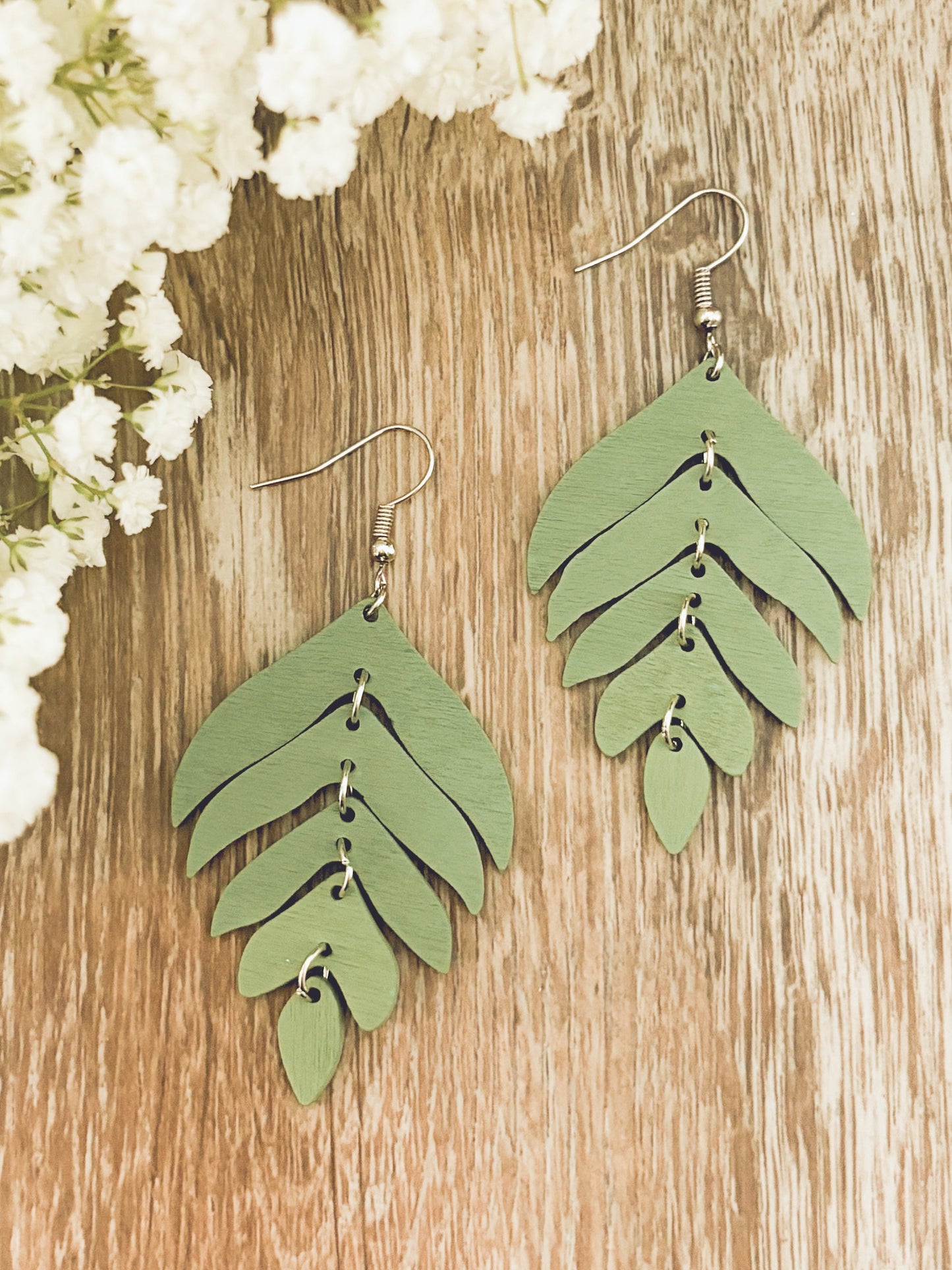 Hermosos aretes de hojas de madera verde