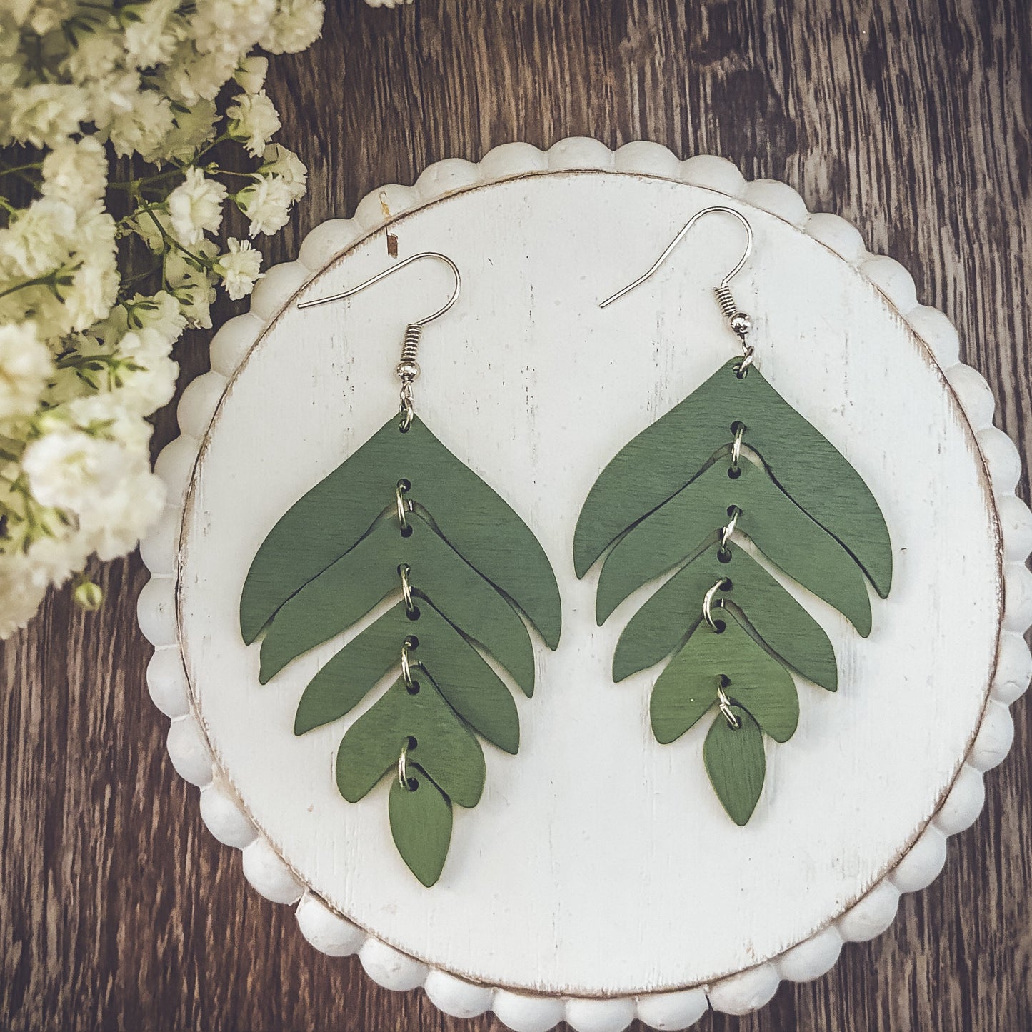 Hermosos aretes de hojas de madera verde