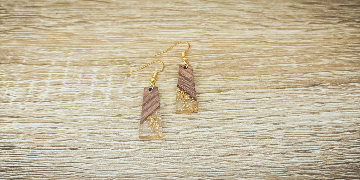 Hermosos aretes de resina con motas doradas y madera