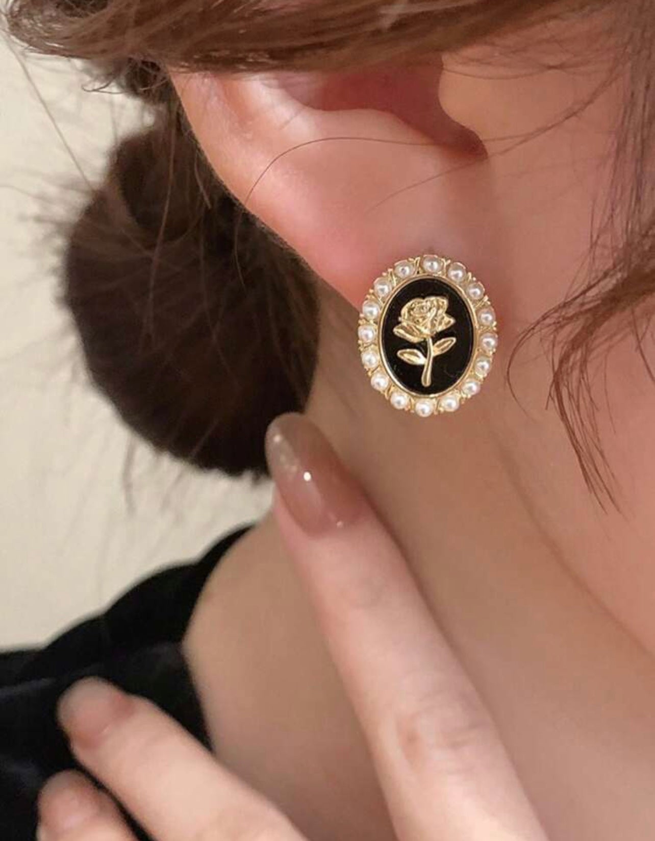 Hermosos aretes de rosa negra y perla