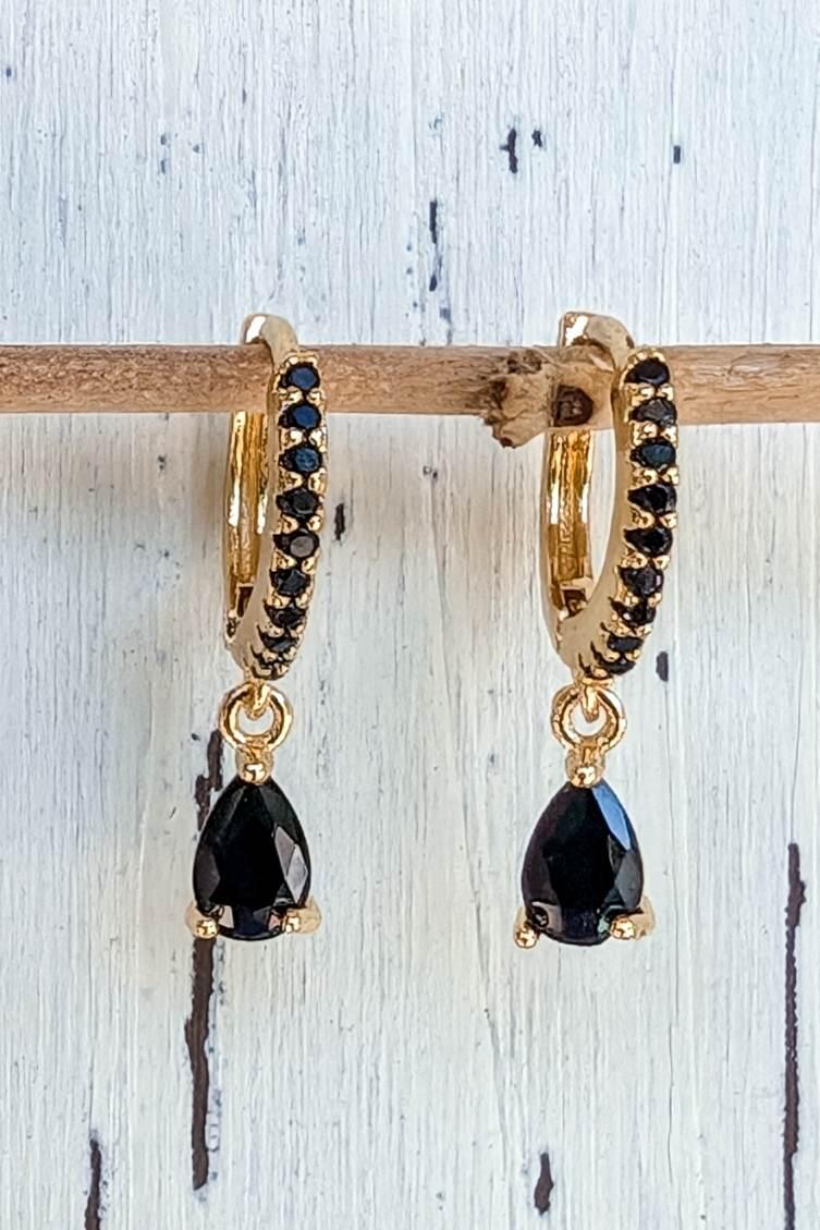 Hermosos aretes tipo huggie de cristal negro