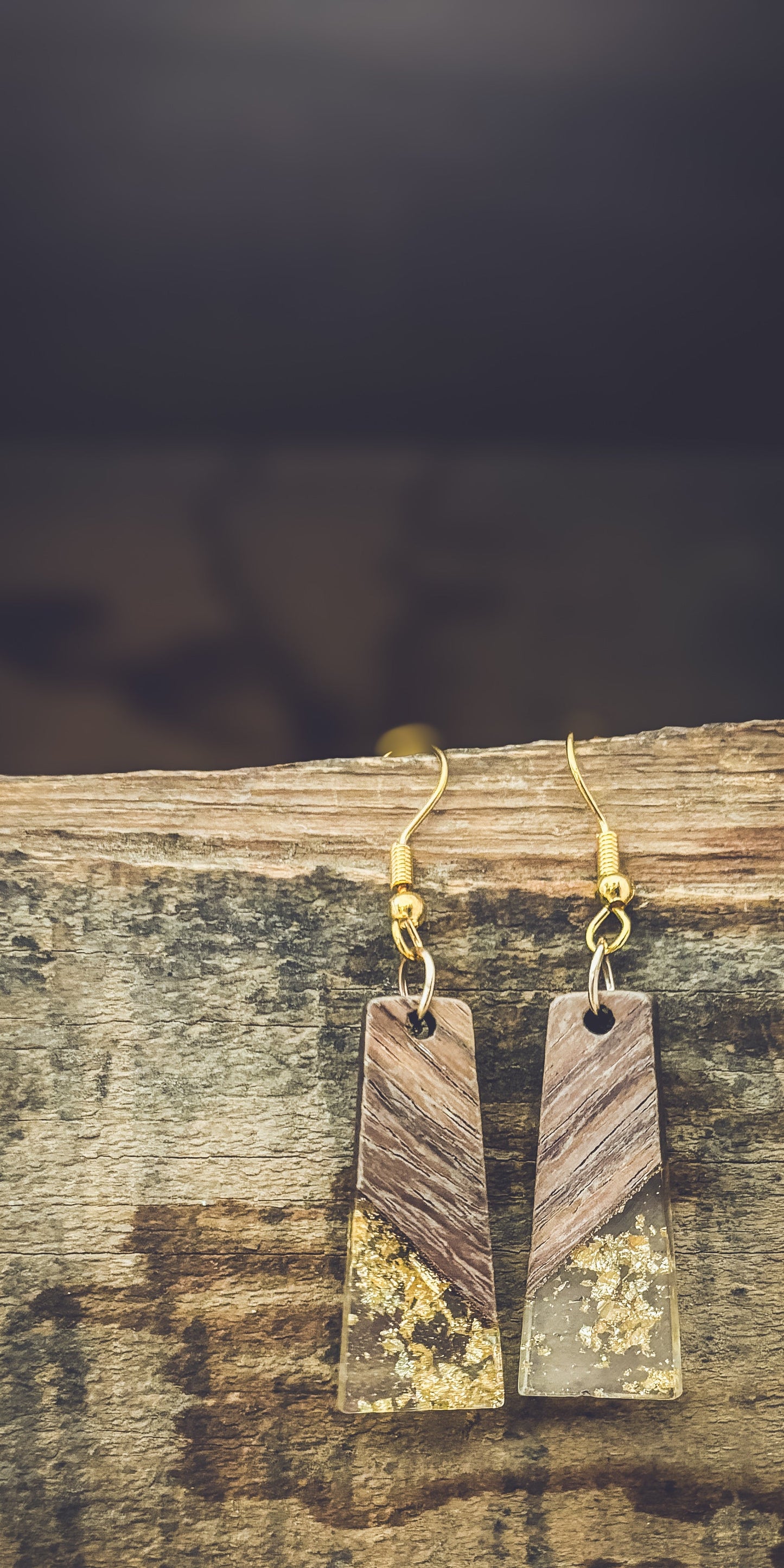 Hermosos aretes de resina con motas doradas y madera