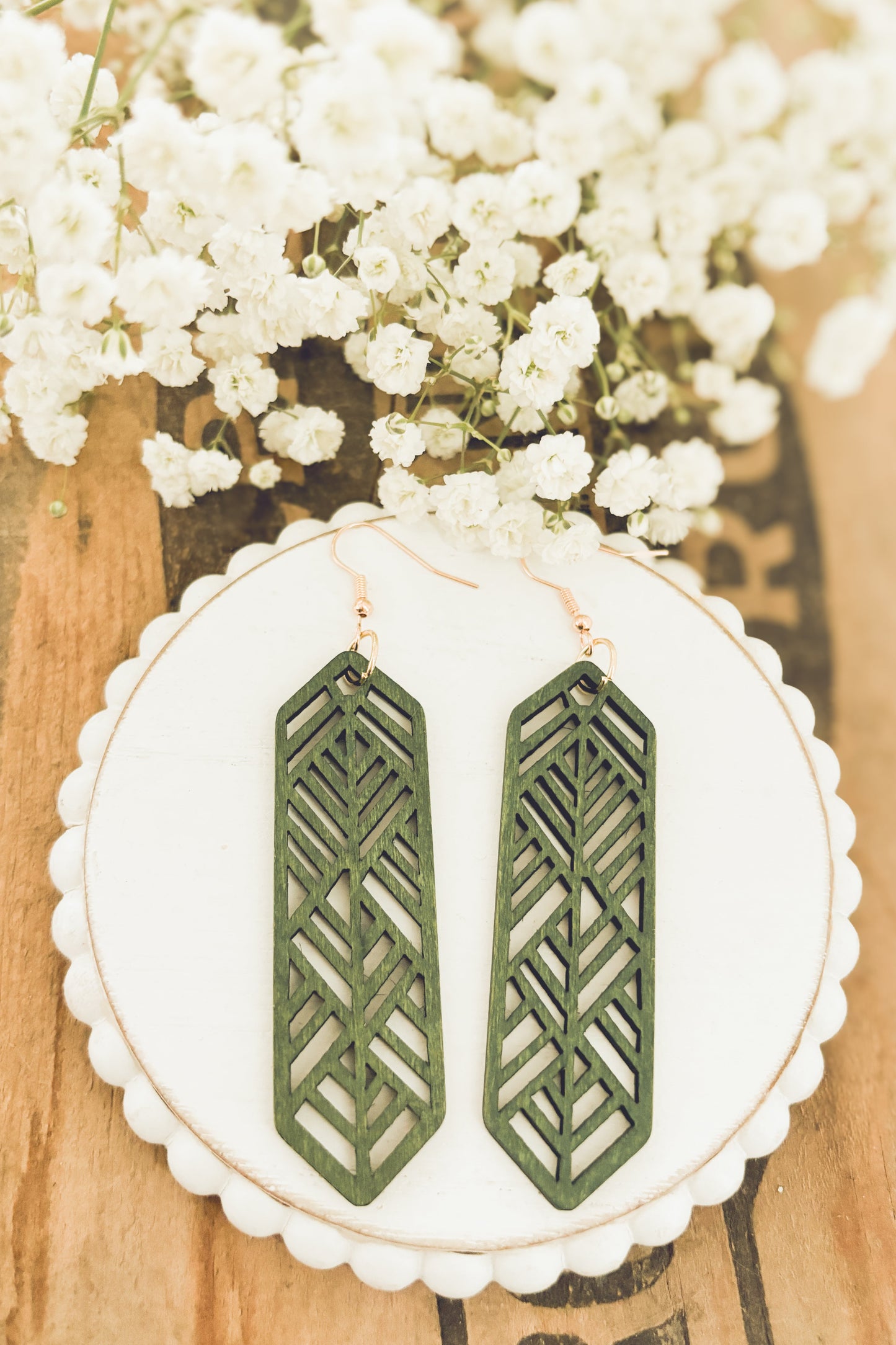 Hermosos aretes de madera verde cortados con láser