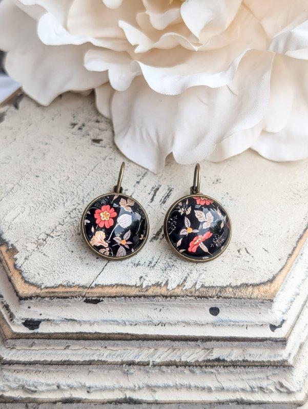 Belles boucles d'oreilles florales vintage