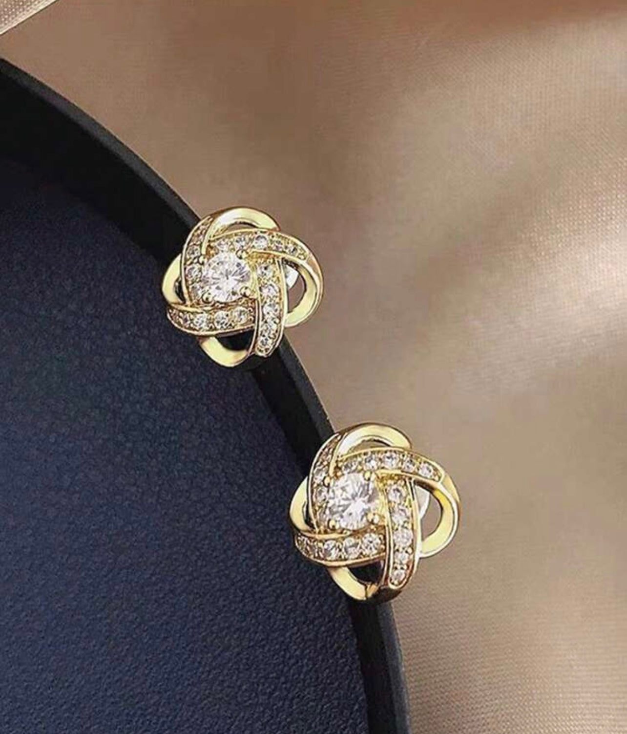 Hermosos y delicados aretes con forma de espiral de oro o plata y cristales