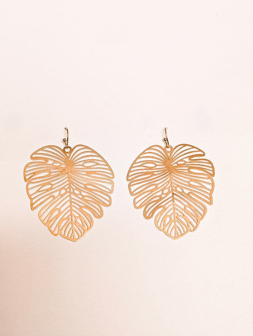 Belles boucles d'oreilles en feuille d'or