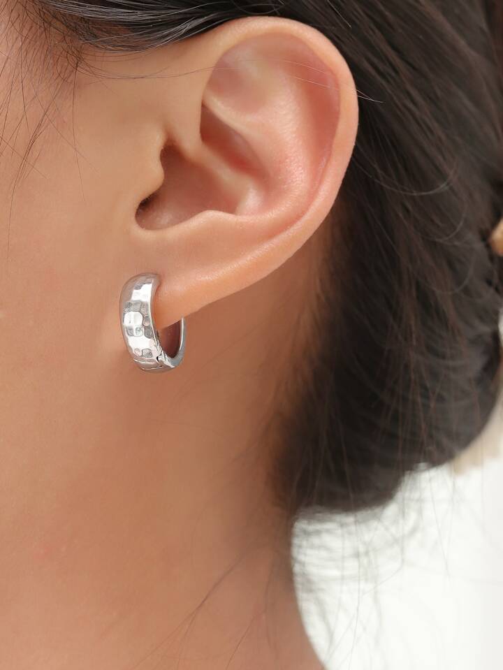 Belles boucles d'oreilles martelées en or ou en argent