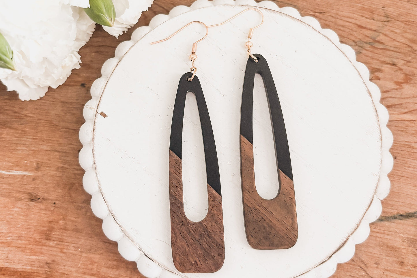 Belles boucles d'oreilles en bois noir et résine