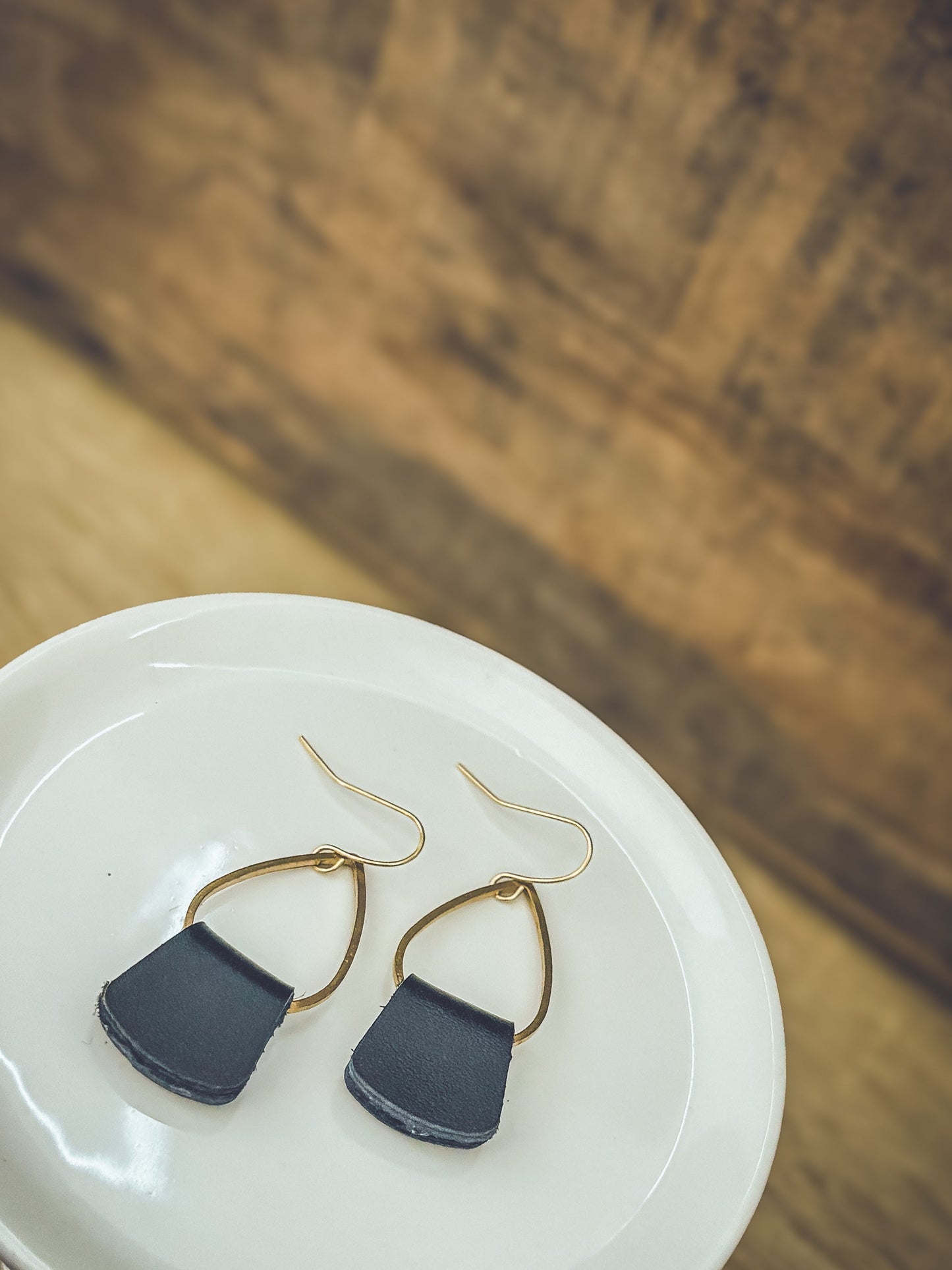 Boucles d'oreilles pendantes en cuir noir style bohème délicat