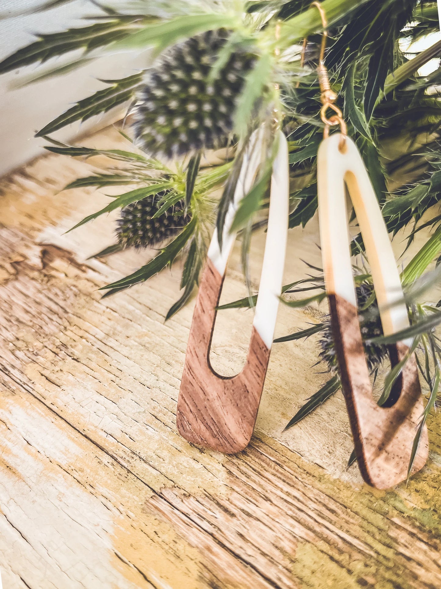 Hermosos aretes de madera y resina blanca