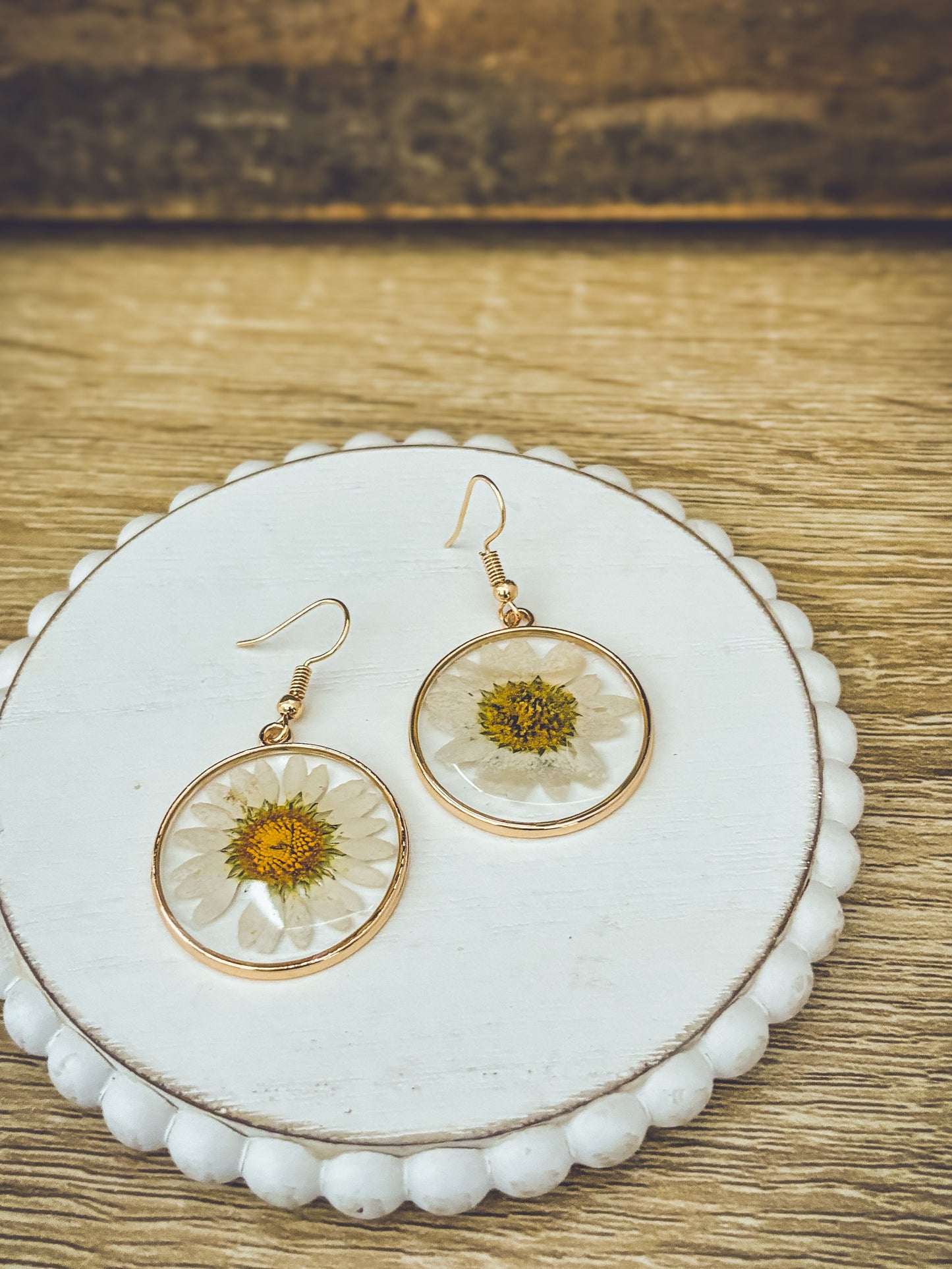 Hermosos aretes de margaritas doradas