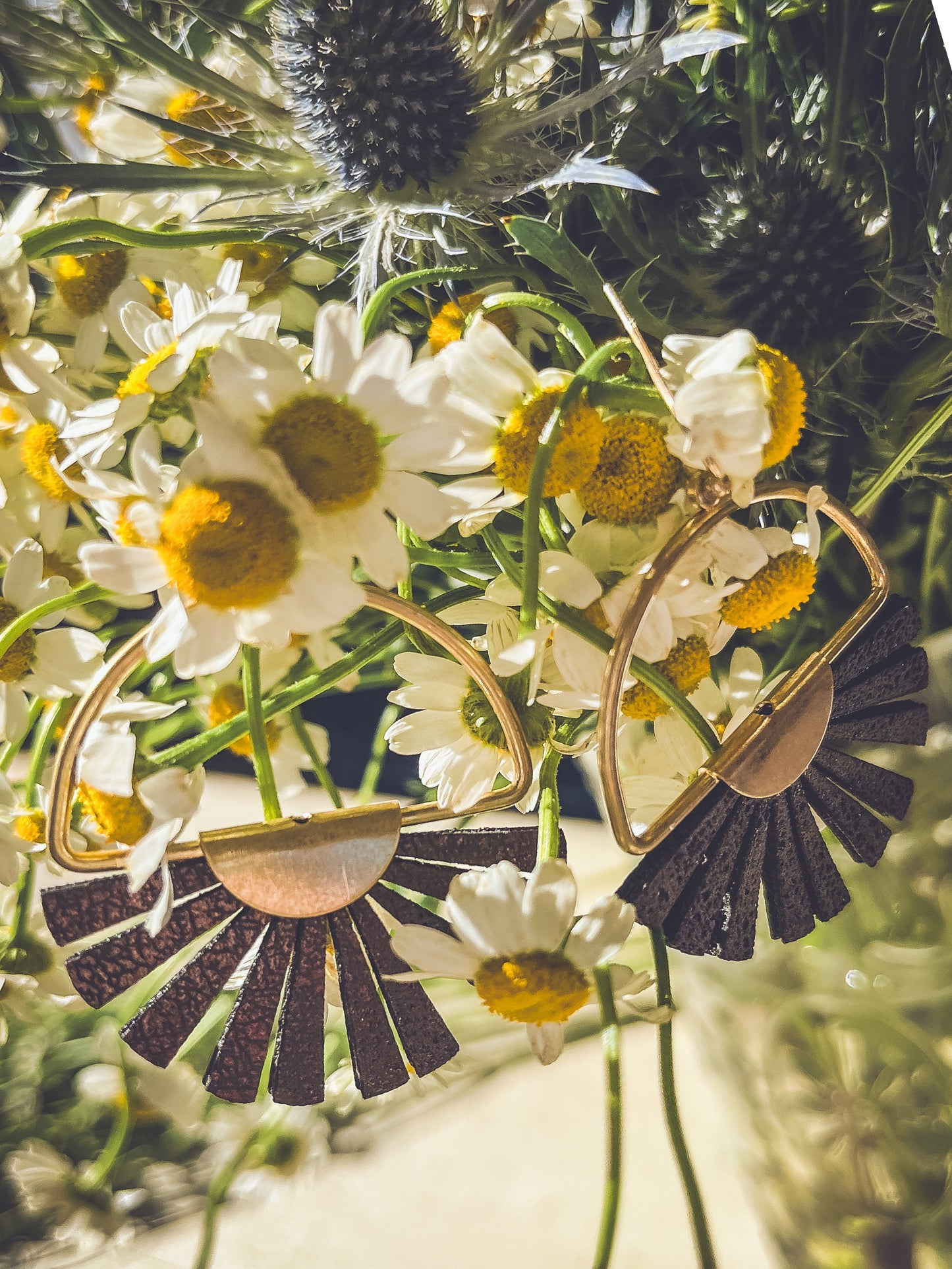 Belles boucles d'oreilles en cuir à motif soleil éclatant