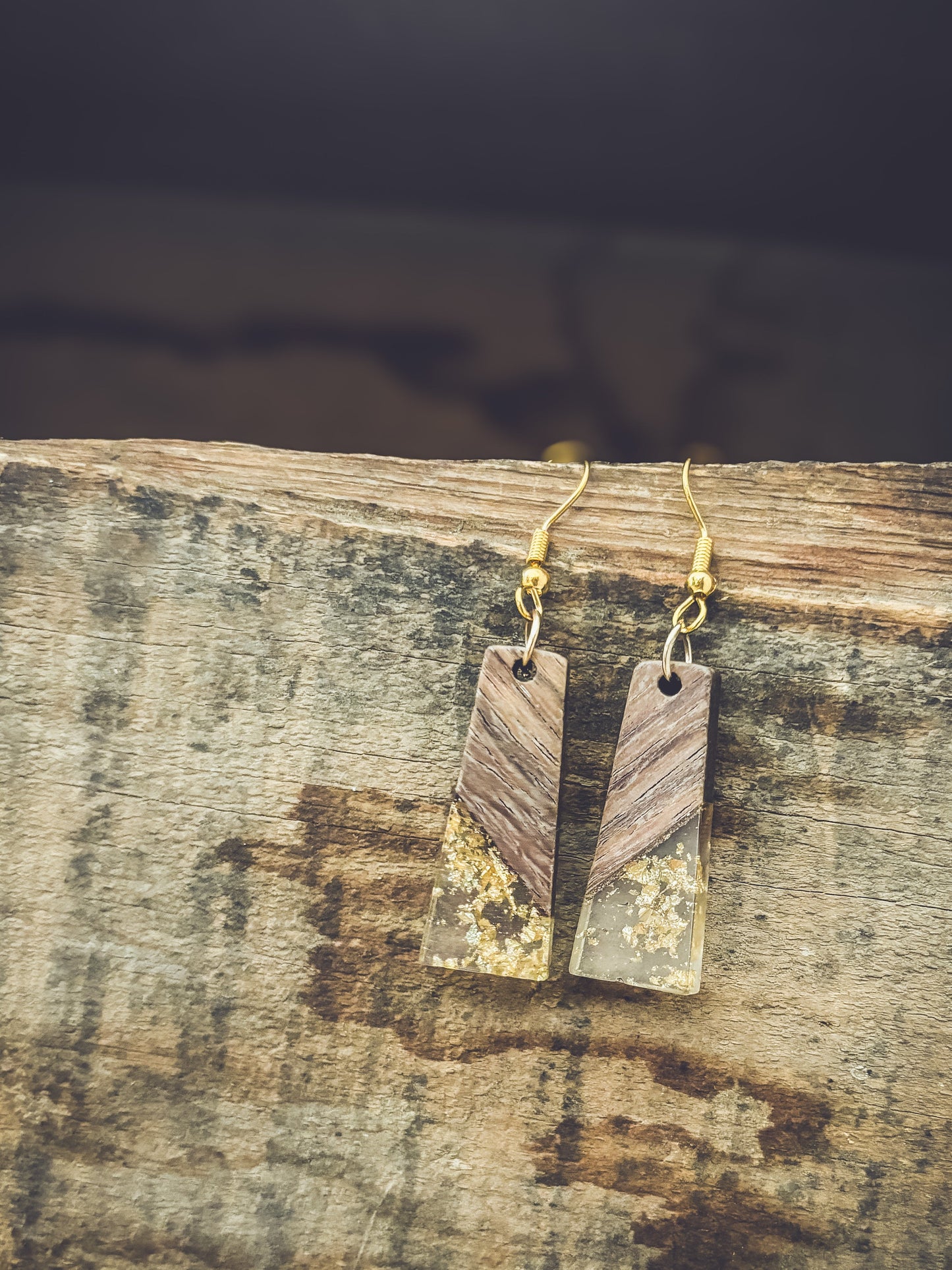 Hermosos aretes de resina con motas doradas y madera