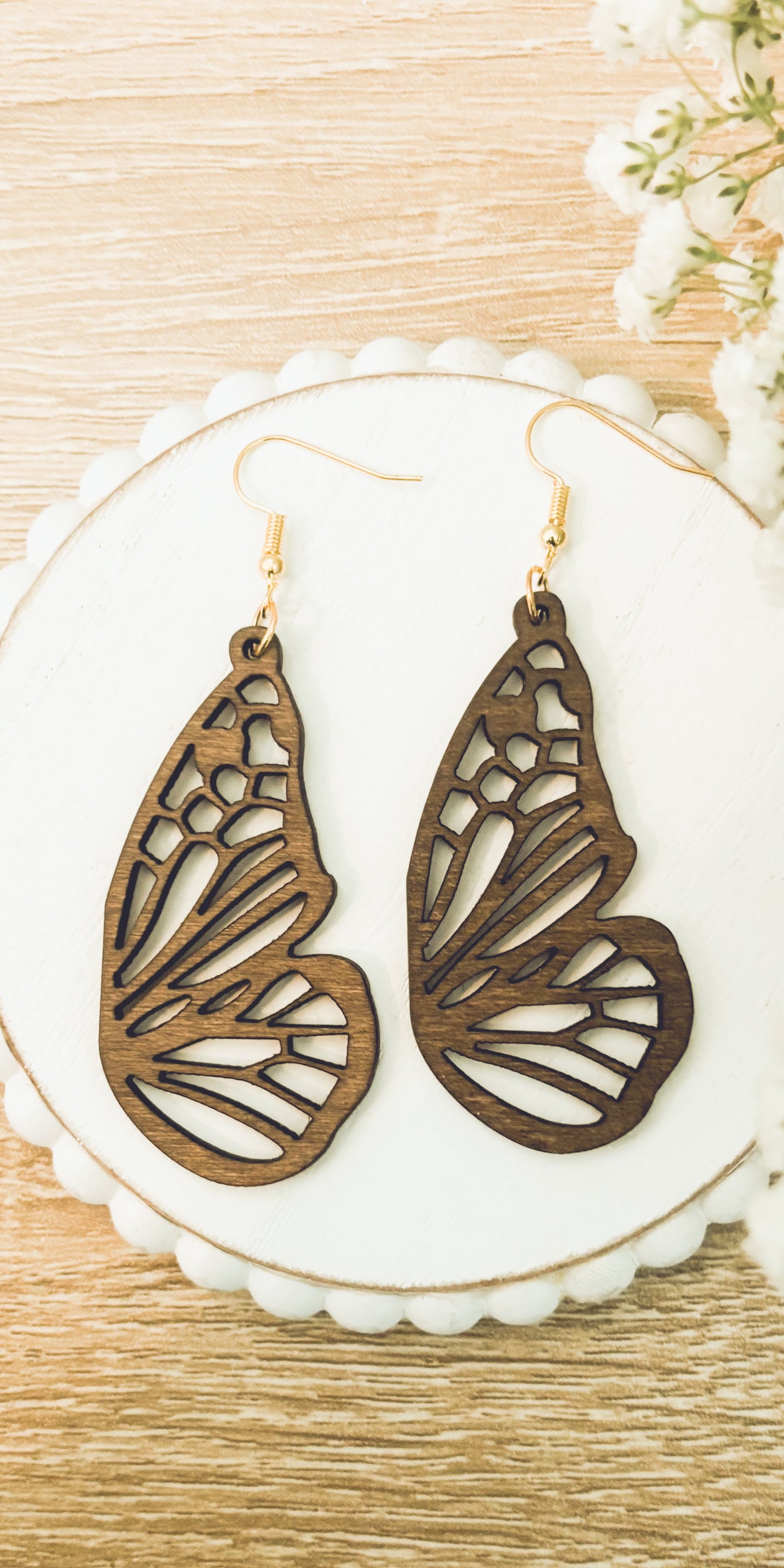 Hermosos aretes de madera con forma de mariposa