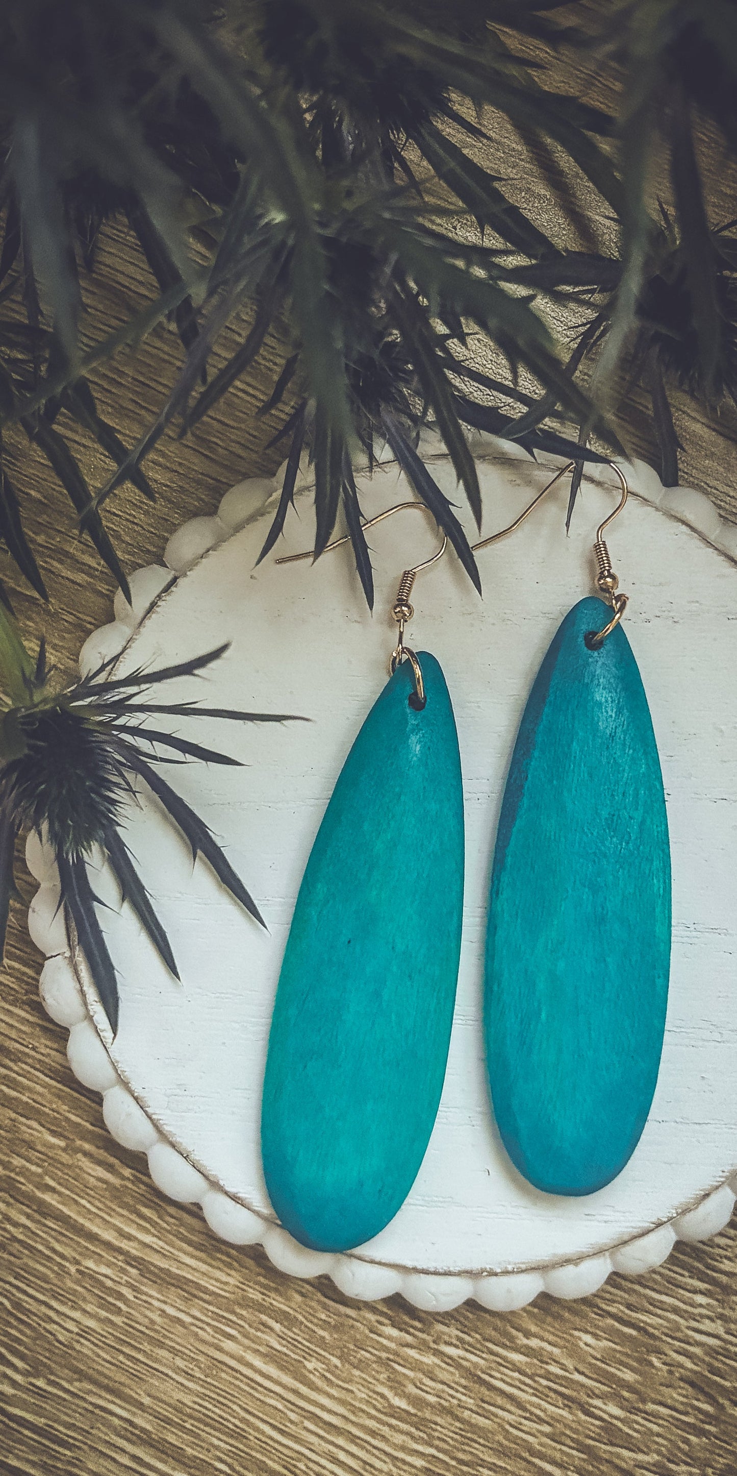 Hermosos aretes colgantes de madera color turquesa