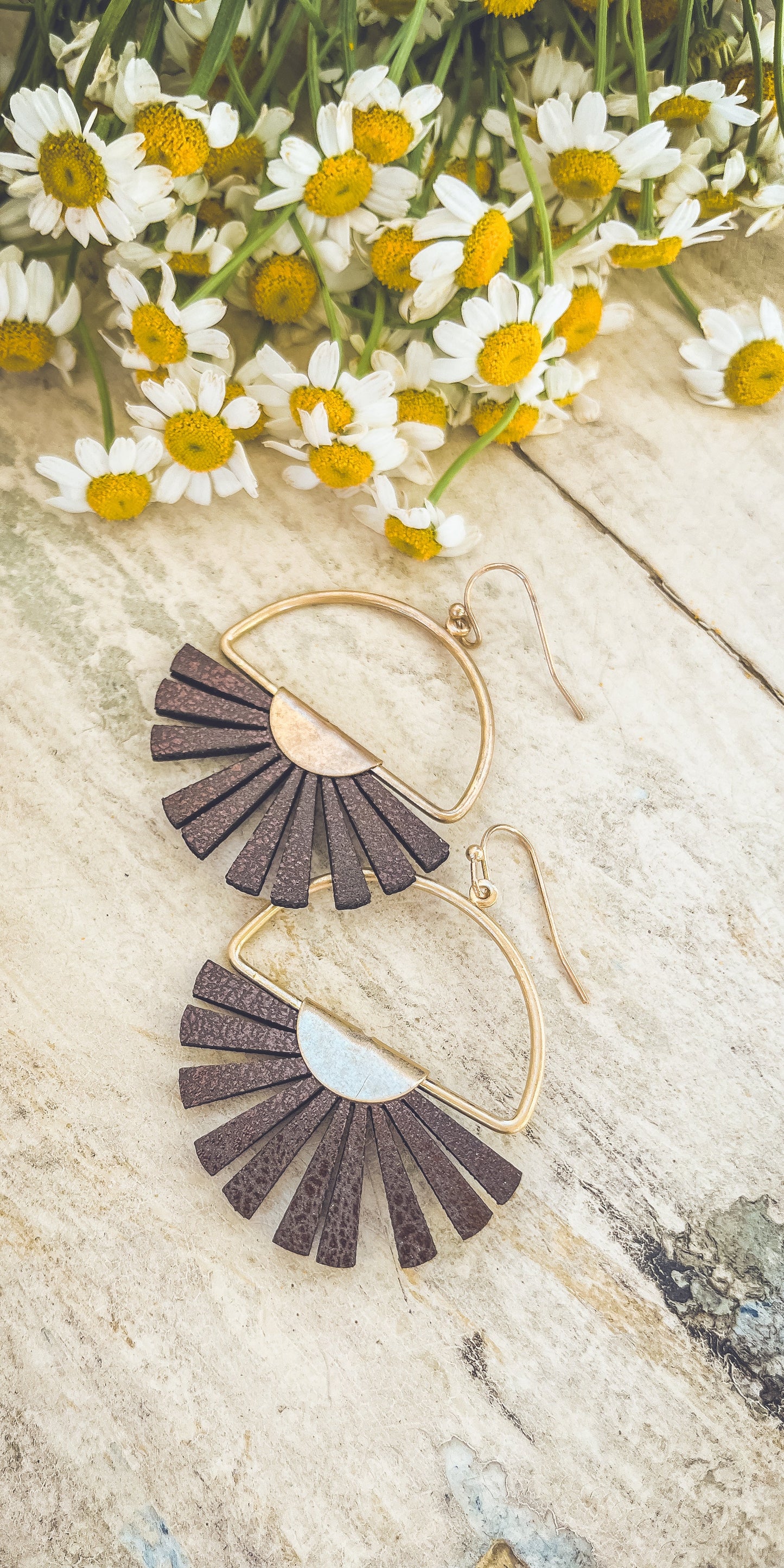 Belles boucles d'oreilles en cuir à motif soleil éclatant