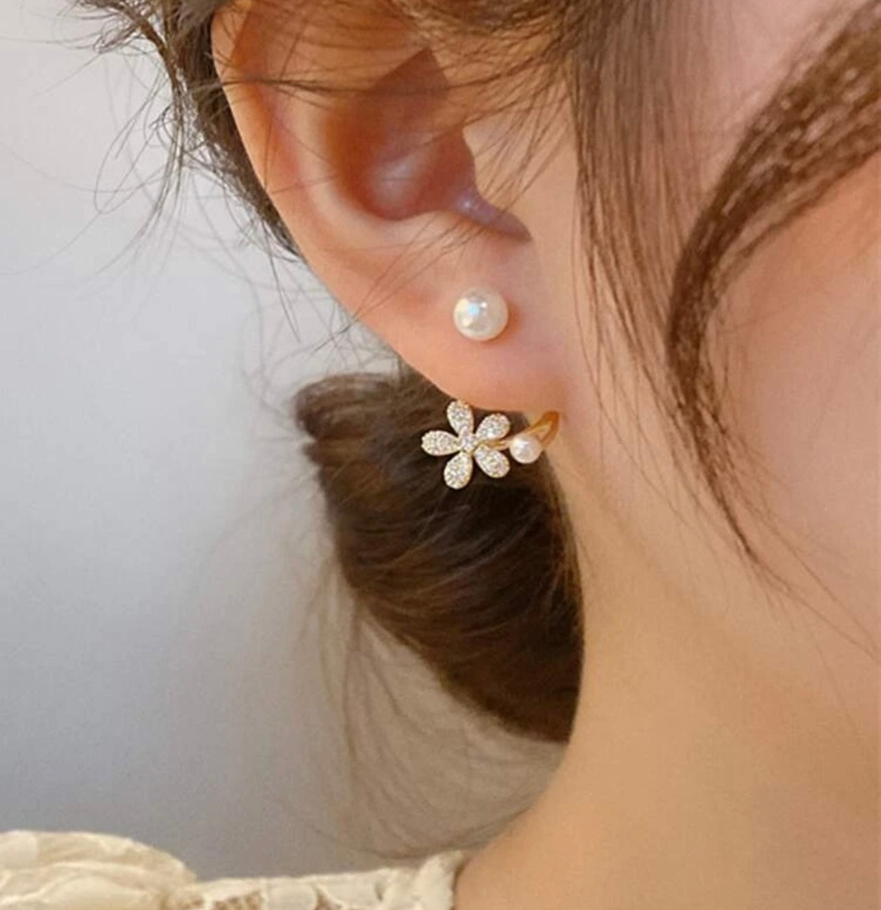 Hermosos aretes tipo huggie con flores de cristal y perlas