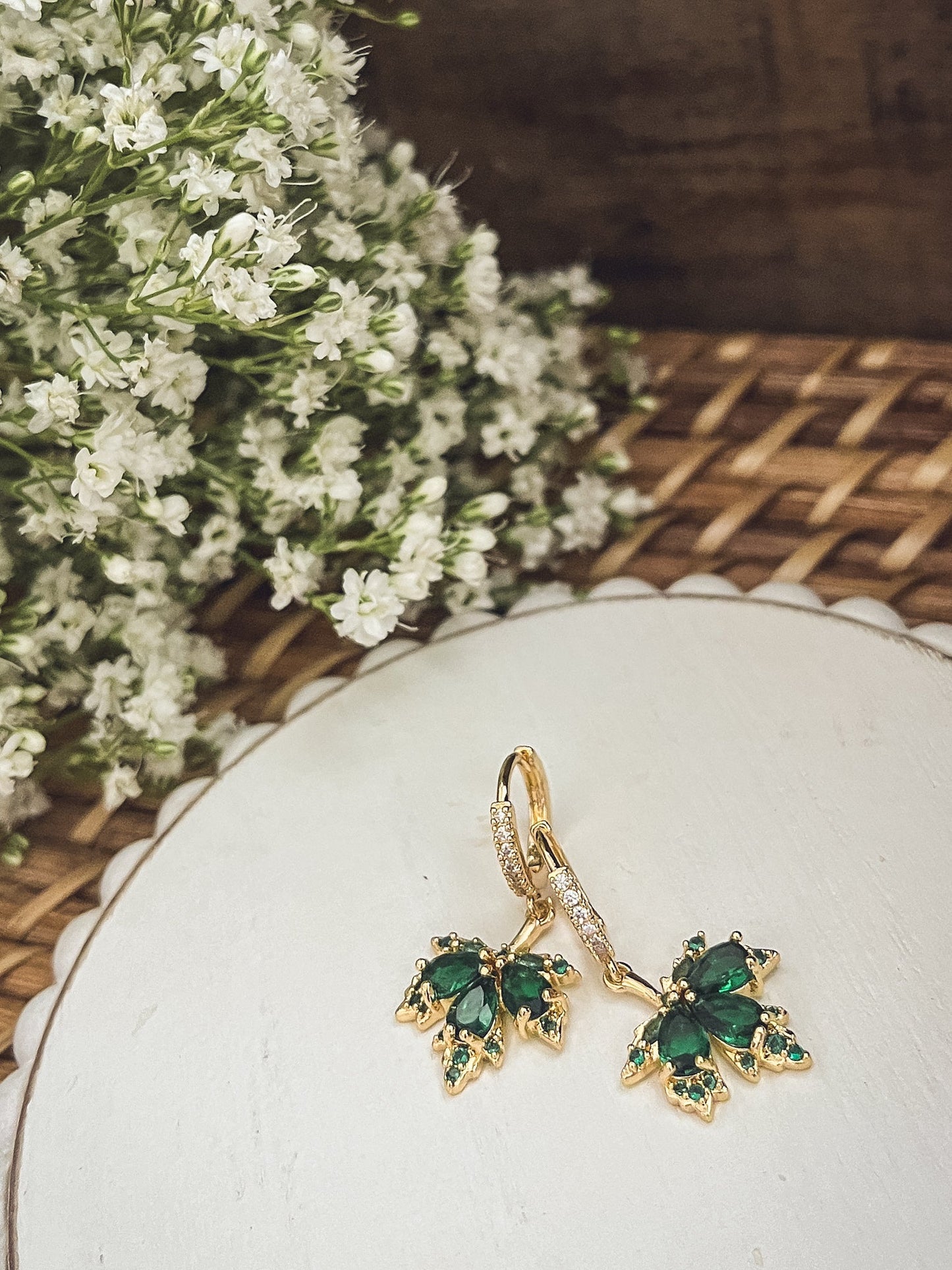 Belles boucles d'oreilles en feuilles d'automne