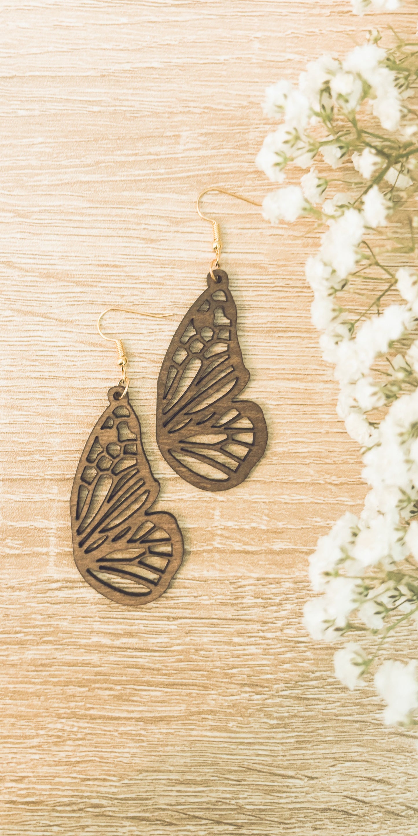 Hermosos aretes de madera con forma de mariposa