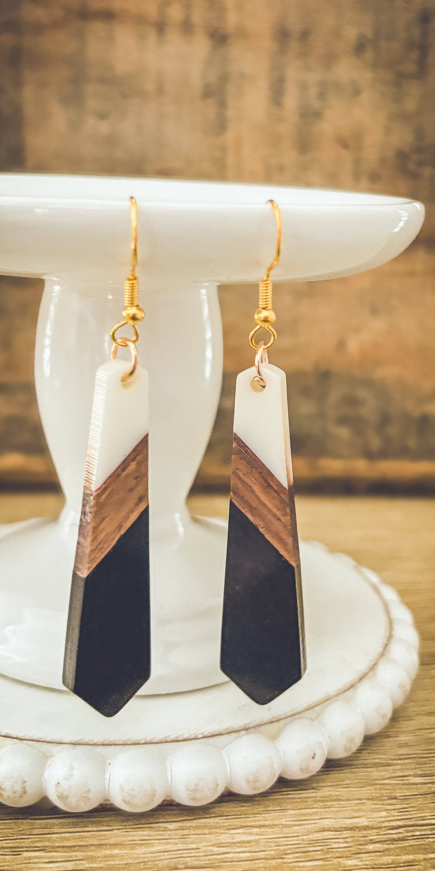 Belles boucles d'oreilles en bois et résine