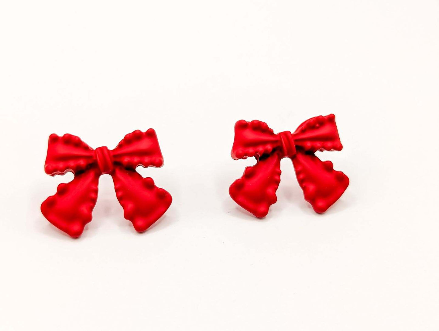 Hermosos aretes de lazo rojo