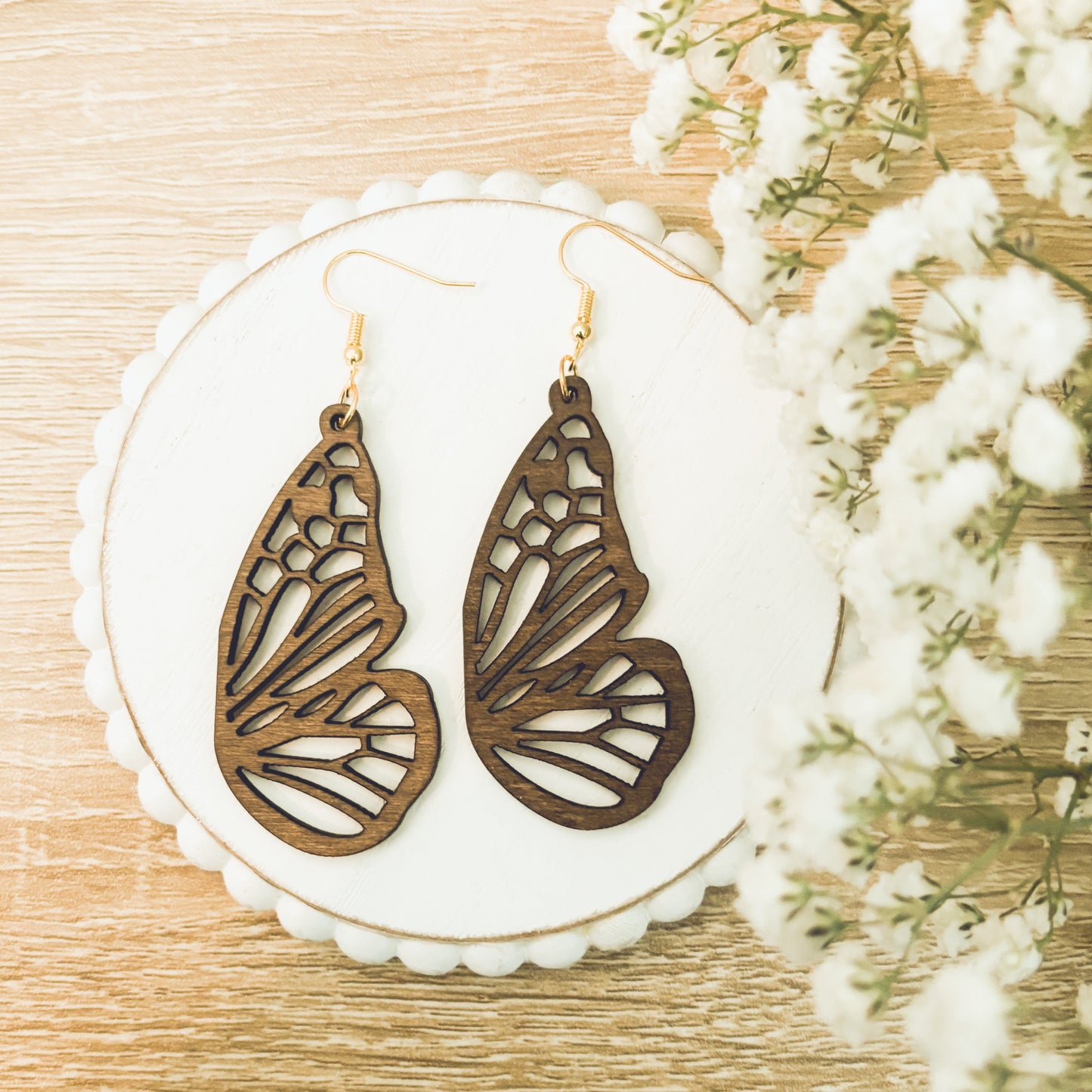 Hermosos aretes de madera con forma de mariposa