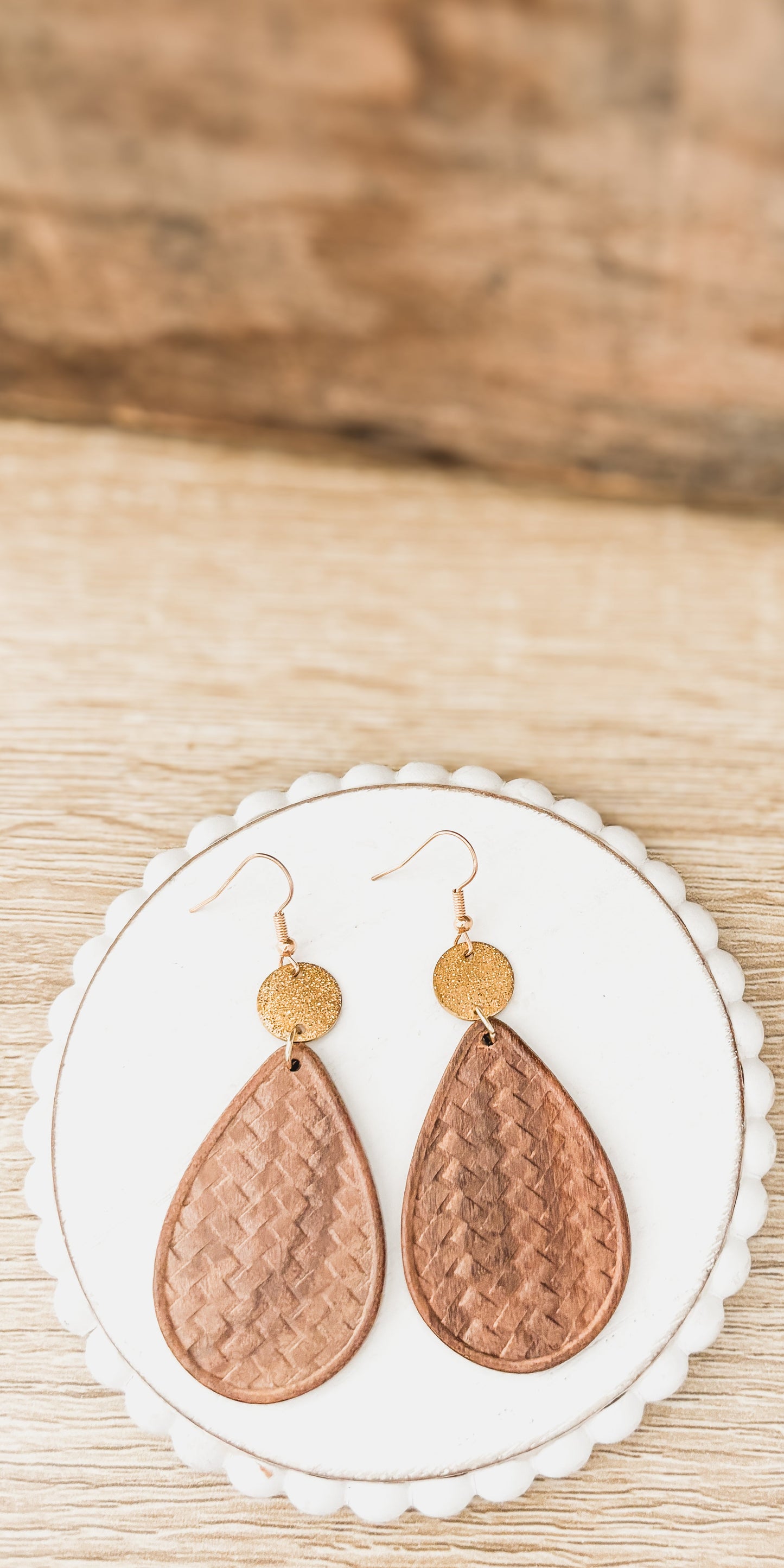 Boucles d'oreilles pendantes en bois marron et or à motifs magnifiques