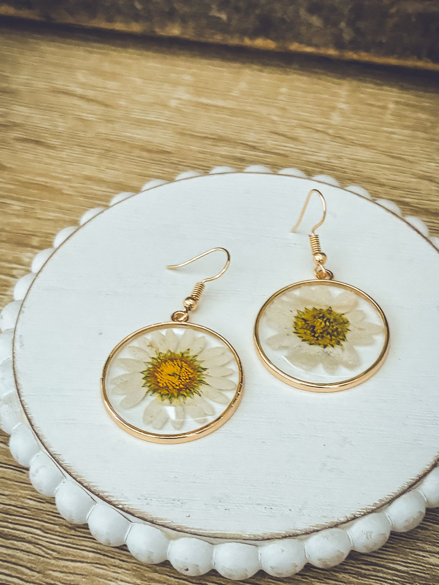 Hermosos aretes de margaritas doradas