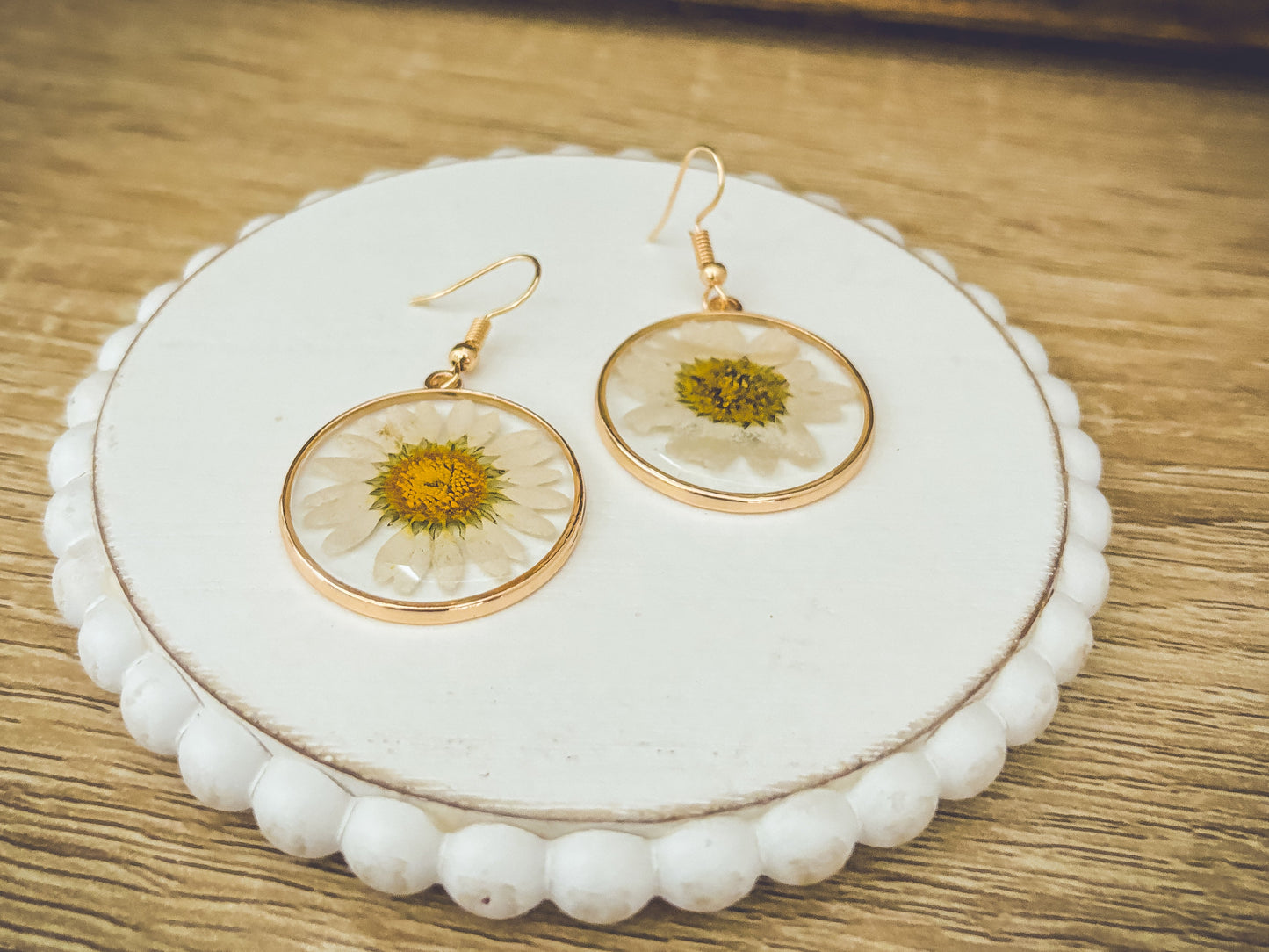 Hermosos aretes de margaritas doradas