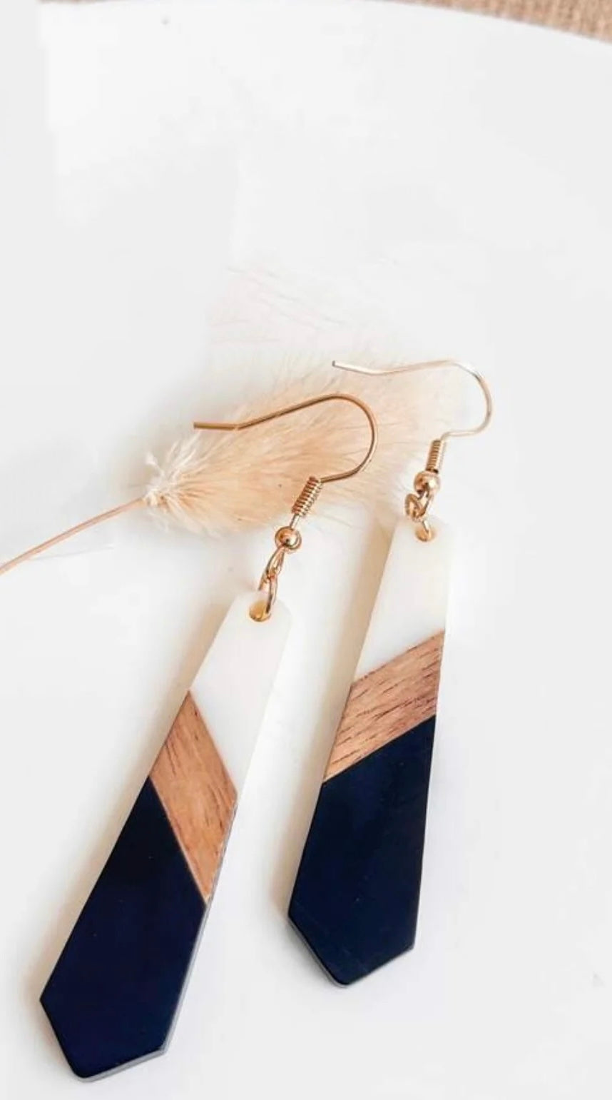 Belles boucles d'oreilles fines en bois et résine noire et blanche