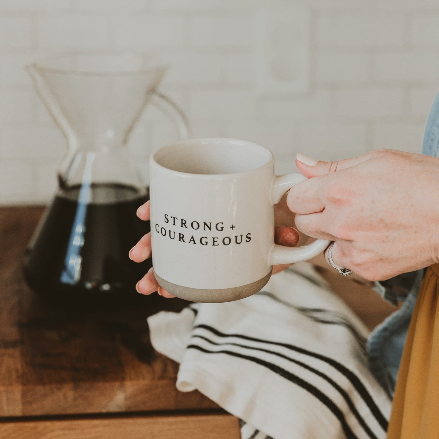 Taza de café de cerámica de 14 oz. Fuerte y valiente