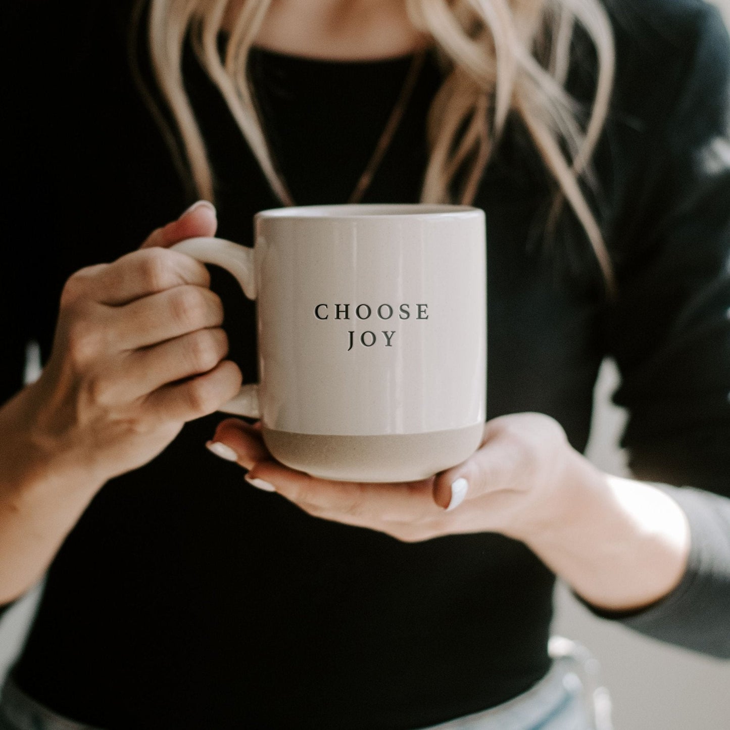 Choisissez une tasse à café en grès de 14 oz de Joy